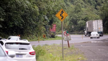 Accidente en ruta 32: Mujer es trasladada en estado crítico a centro médico, luego de que vehículo cayera a guindo