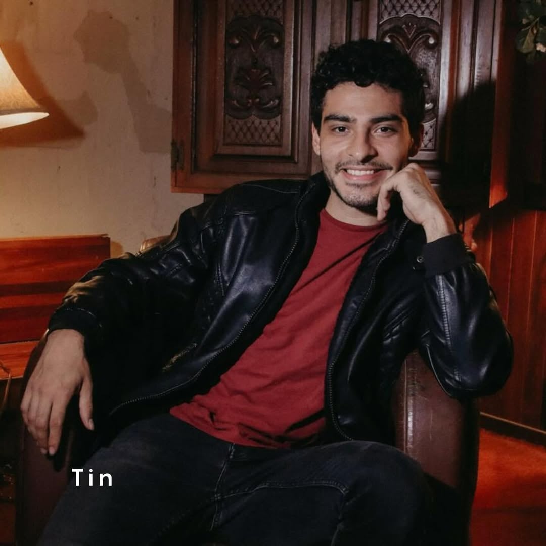 Julián Valverde inició estudios de arquitectura, pero descubrió en el periodismo y el teatro su verdadera vocación.