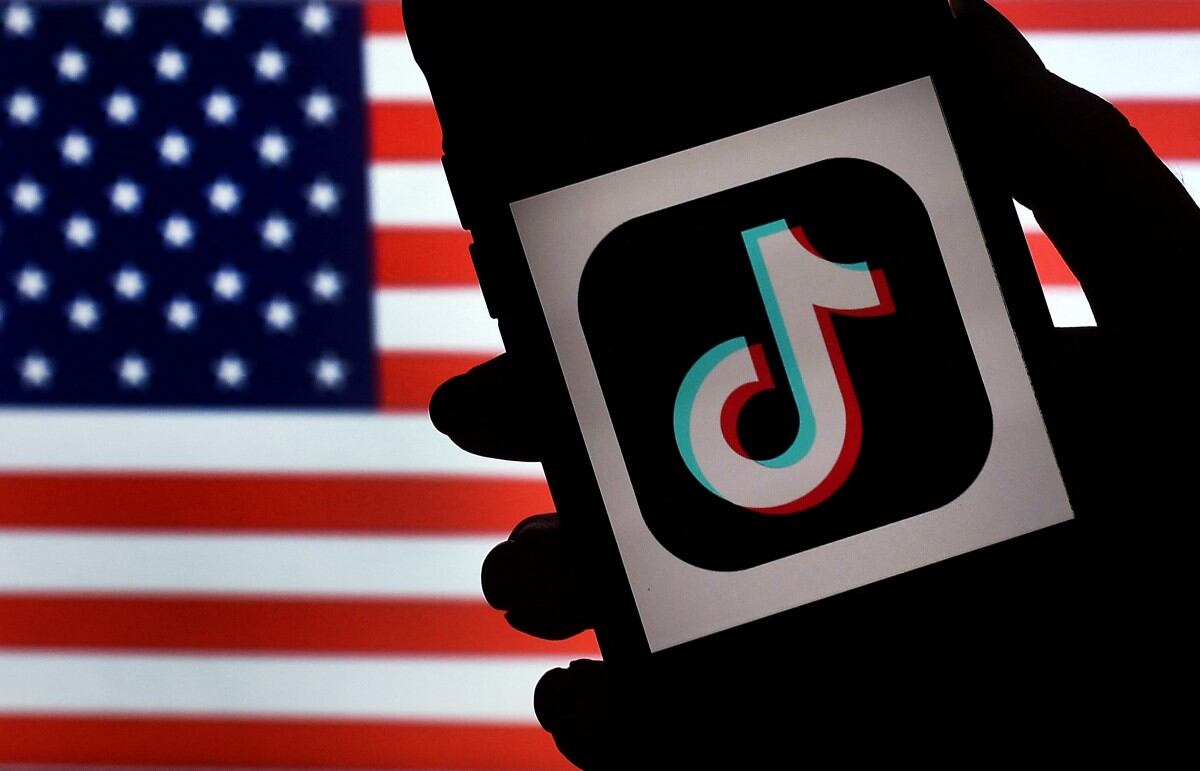 Logo de Tiktok y la bandera de Estados Unidos