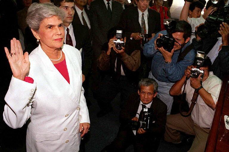 Foto tomada en Ciudad de Guatemala el 28 de octubre de 1997 de la ex presidenta de Nicaragua Violeta Barrios de Chamorro cuando juramenta como diputada en el Parlamento Centroamericano (PARLACEN).
