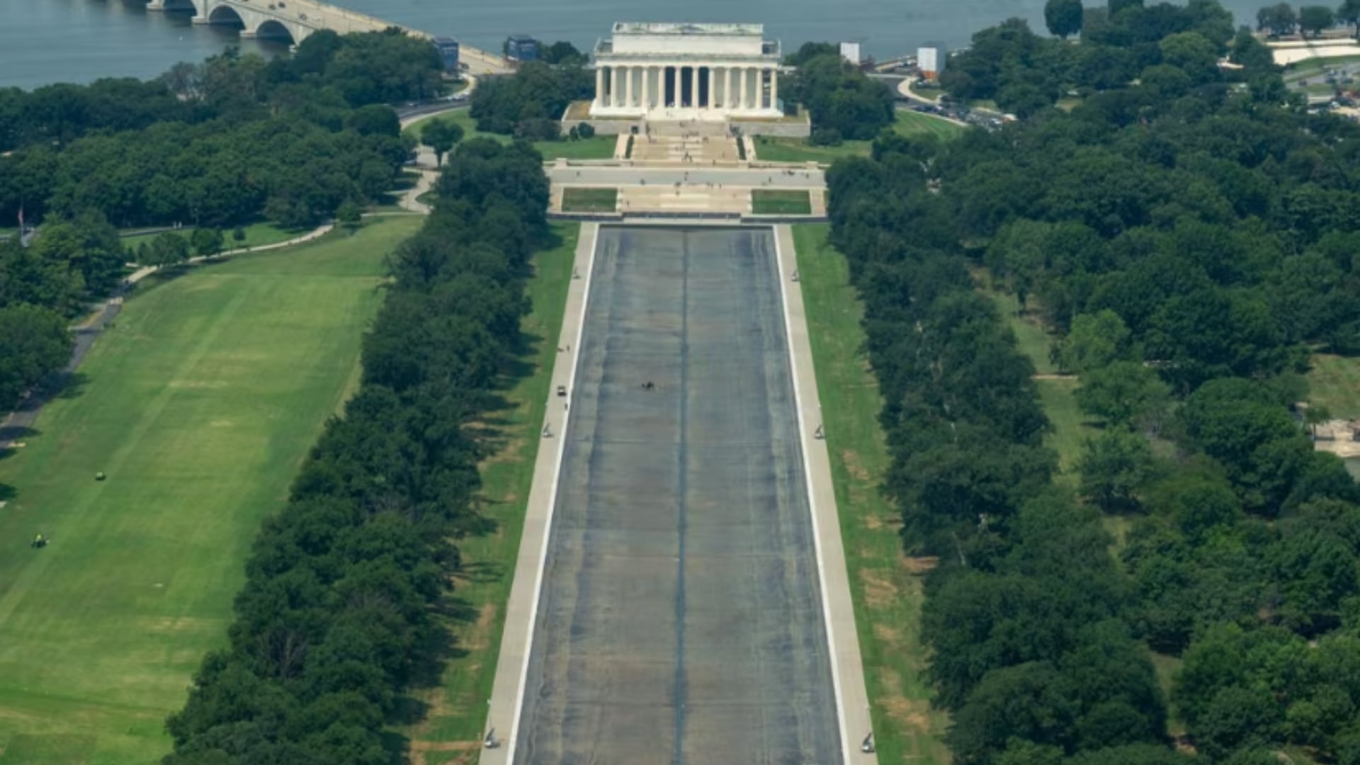 Donald Trump aseguró que “vándalos” causaron los daños en la piscina del Monumento a Lincoln