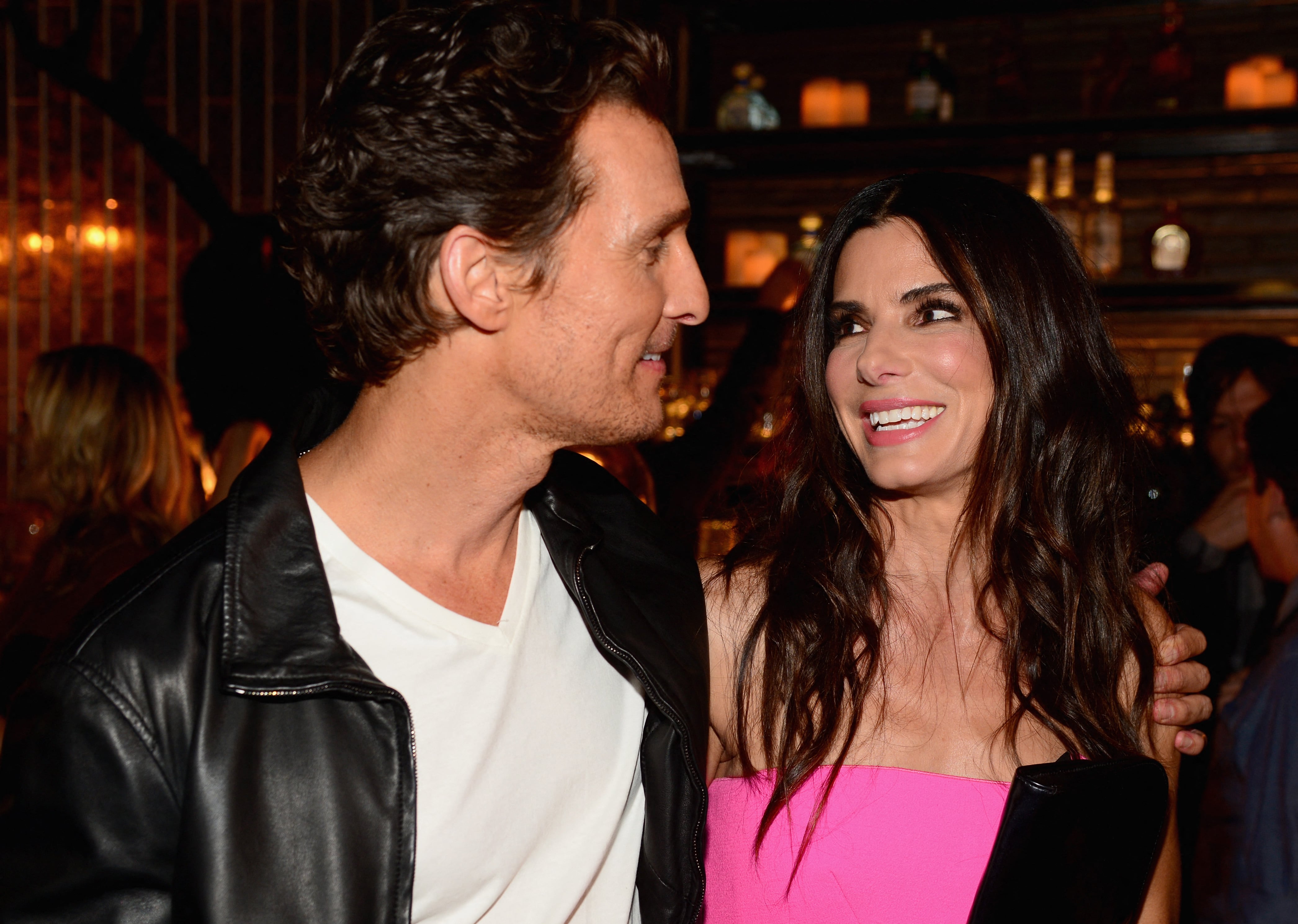 CULVER CITY, CA - 7 de junio: Los actores Matthew McConaughey (izquierda) y Sandra Bullock asisten a “Guys Choice 2014” de Spike TV en Sony Pictures Studios el 7 de junio de 2014 en Culver City, California. Frazer Harrison/Getty Images para Spike TV/AFP (Foto de Frazer Harrison / GETTY IMAGES NORTH AMERICA / Getty Images vía AFP).