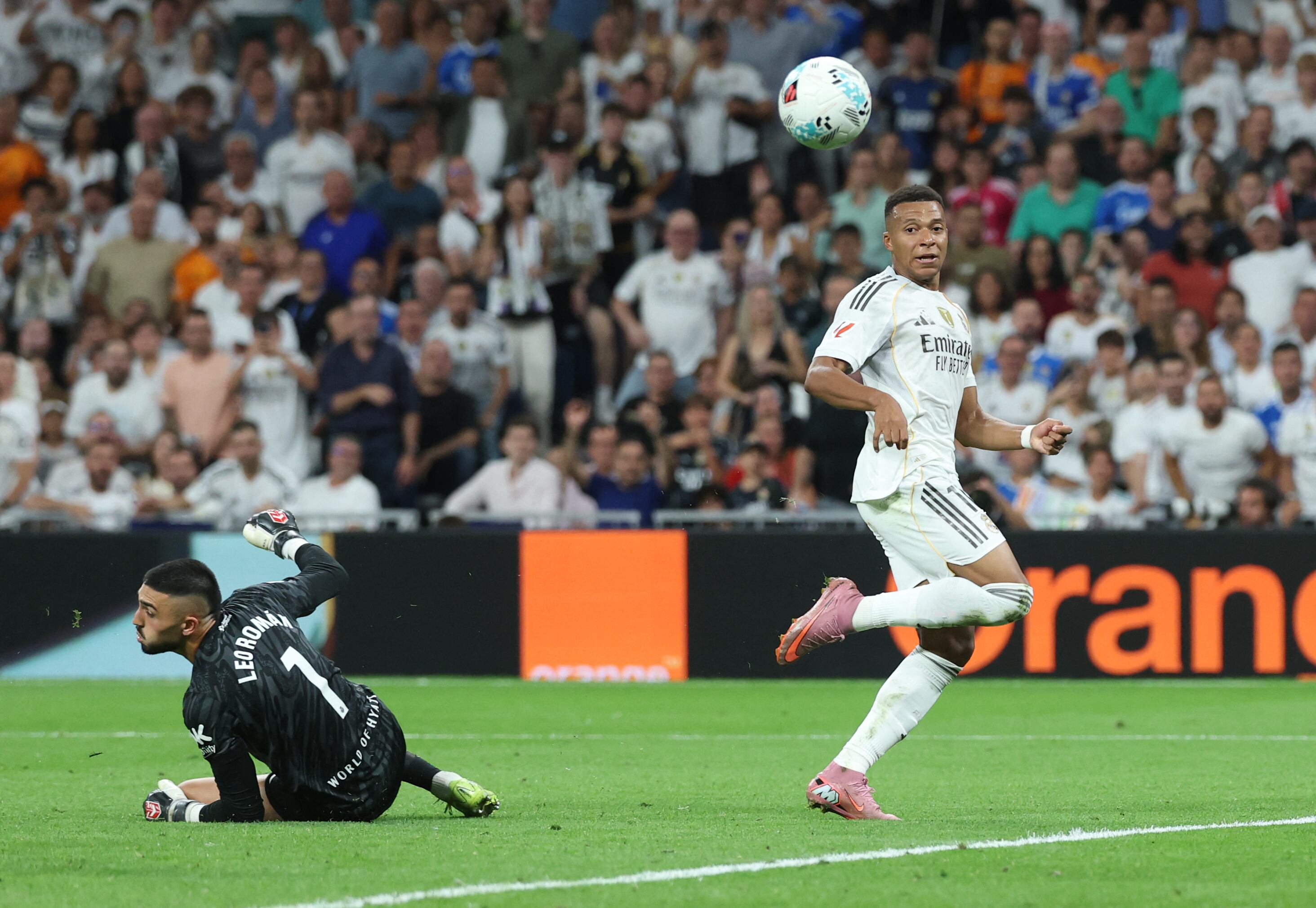 El delantero del Real Madrid Kylian Mbappé anotó en esta acción pero su gol fue anulado, en el duelo entre el Real Madrid y el Mallorca por la Liga Española.