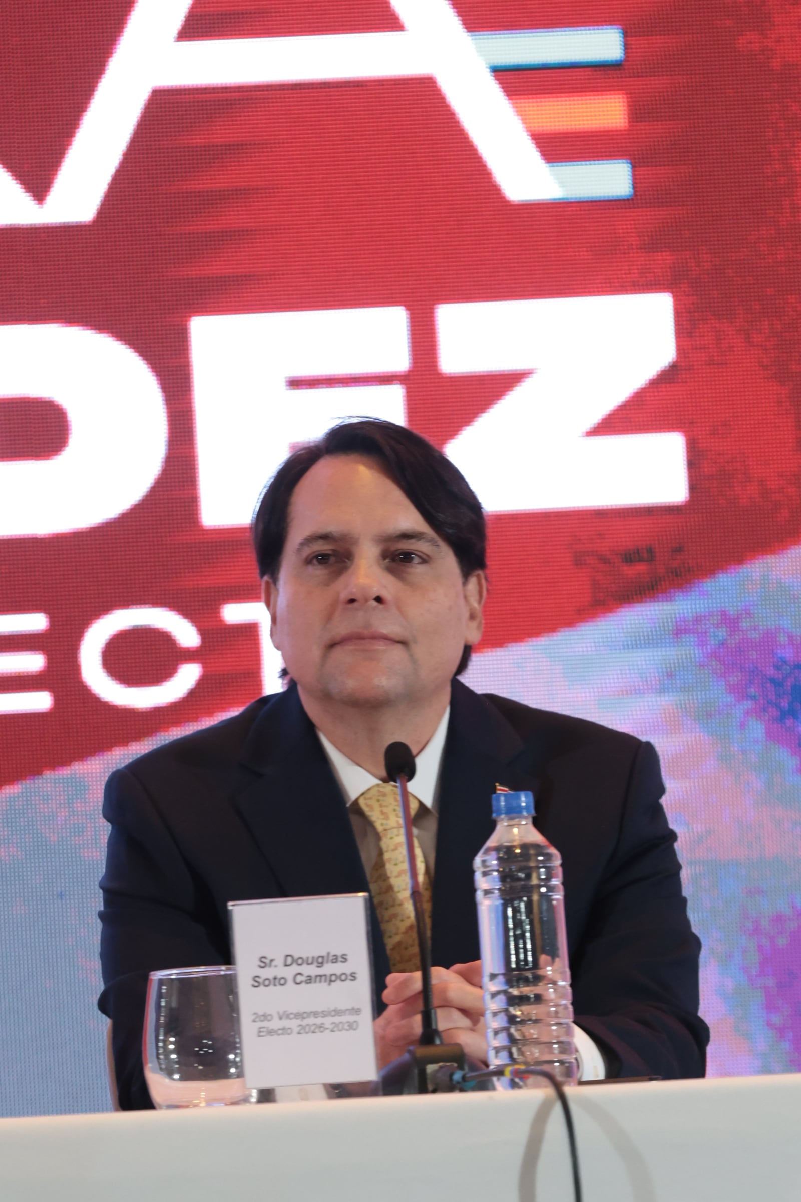 02/02/2026/ La presidente electa Laura Fernández brinda su primera conferencia de prensa junto a su esquivo de gobierno el vicepresidente electo Francisco Gamboa y el 2do vicepresidente electo Douglas Soto en el Holiday Inn AUROLA / Foto John Durán