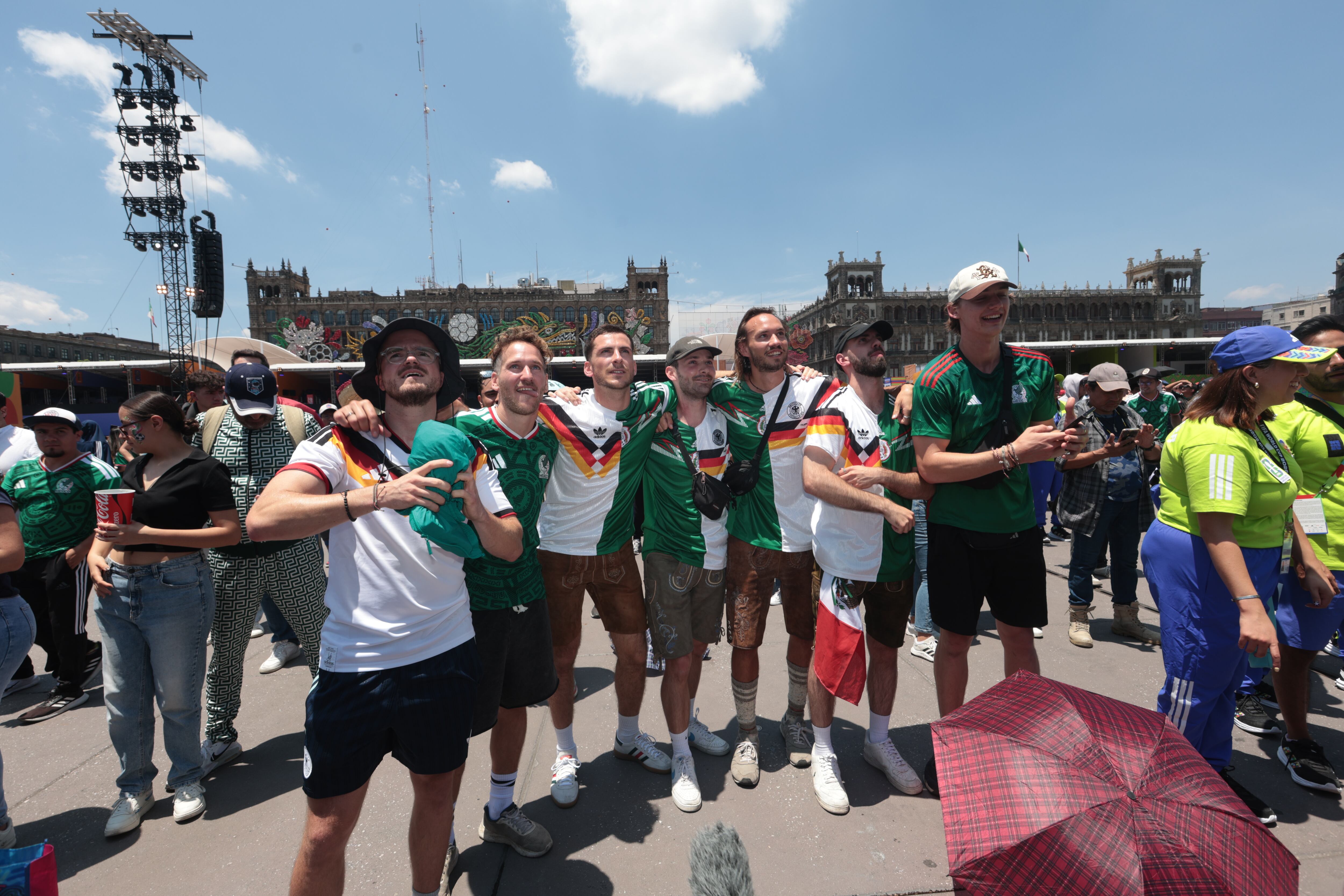 Aficionados mexicanos y alemanes asistieron al Fan Fest de Ciudad de México para apoyar a Alemania.