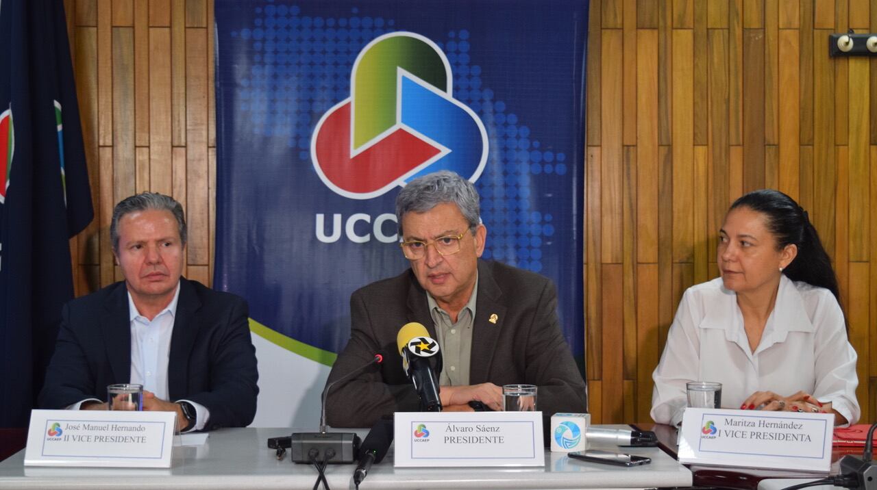Álvaro Sáenz, presidente de la Uccaep, destacó que uno de los retos más relevantes para el próximo año será reducir el nivel de desempleo. Le acompañan, los vicepresidentes Maritza Hernández y José Manuel Hernando. Foto: Cortesía Uccaep.