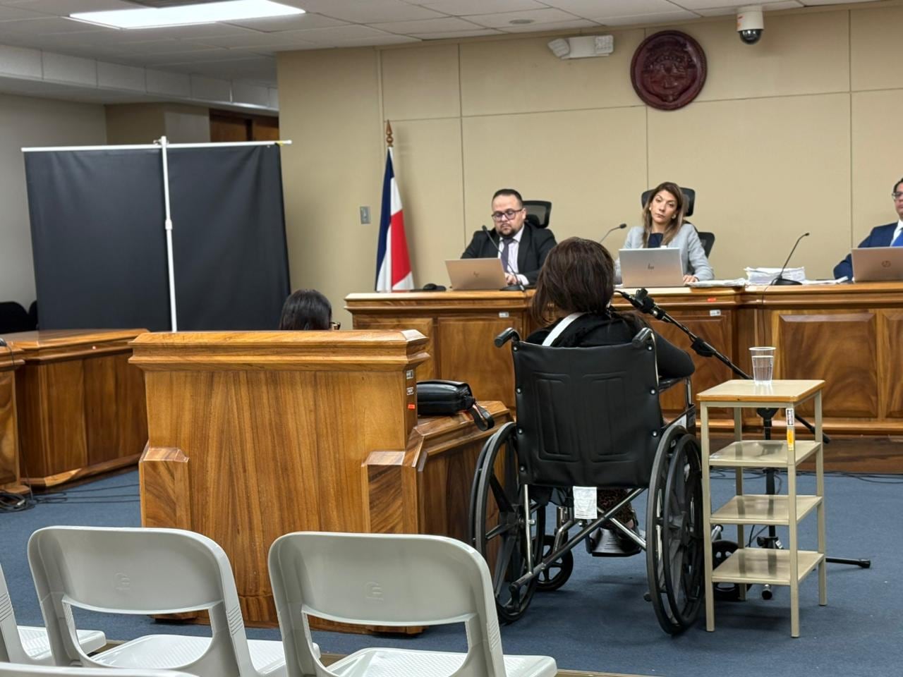 Una mujer de apellido Golden, sobreviviente de la balacera en el bar Cahuita Town, donde murió un DJ y una joven madre, sufrió una descompensación previo a declarar. El tribunal autorizó colocar un dispositivo para evitar que viera al sospechoso de los hechos.