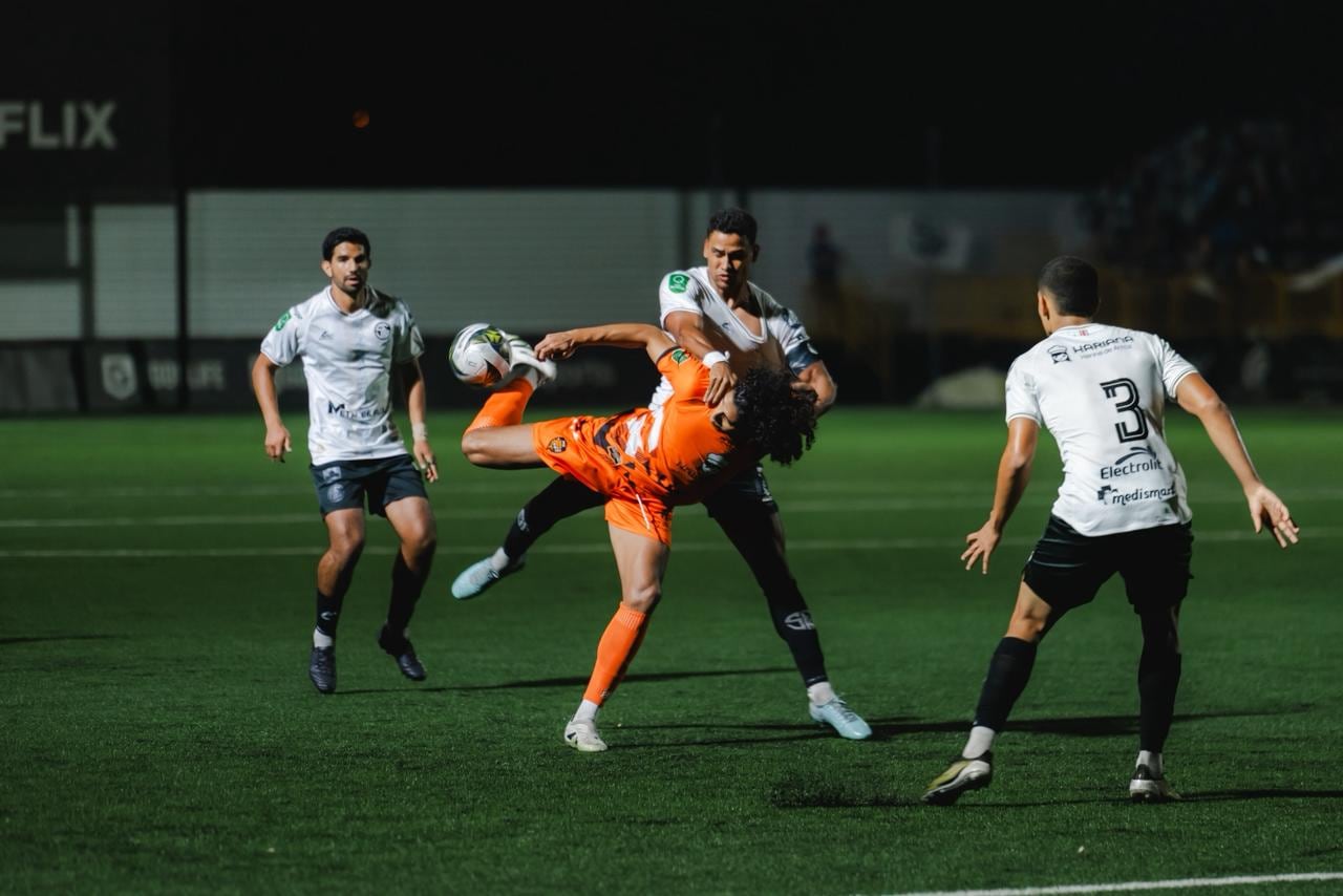 Renzo Carballo de Puntarenas FC fue incómodo de marcar para la defensiva de Sporting. Kevin Espinoza lo marcó de forma fuerte.