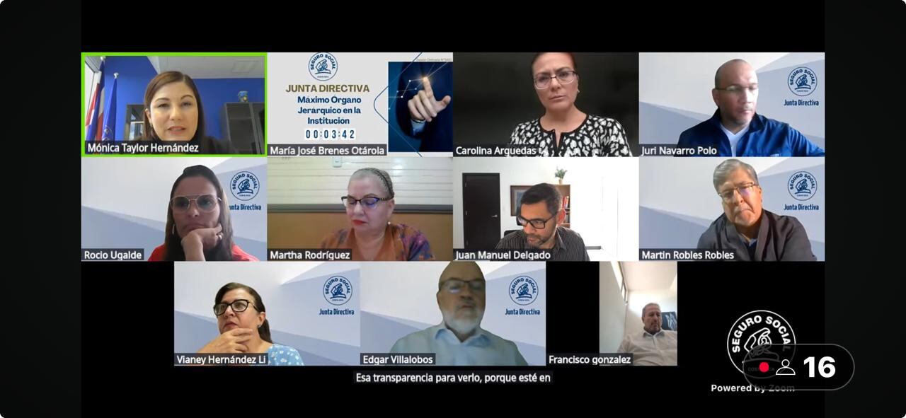 Imagen de transmisión por Teams de sesión de junta directiva con cerca de 11 participantes.