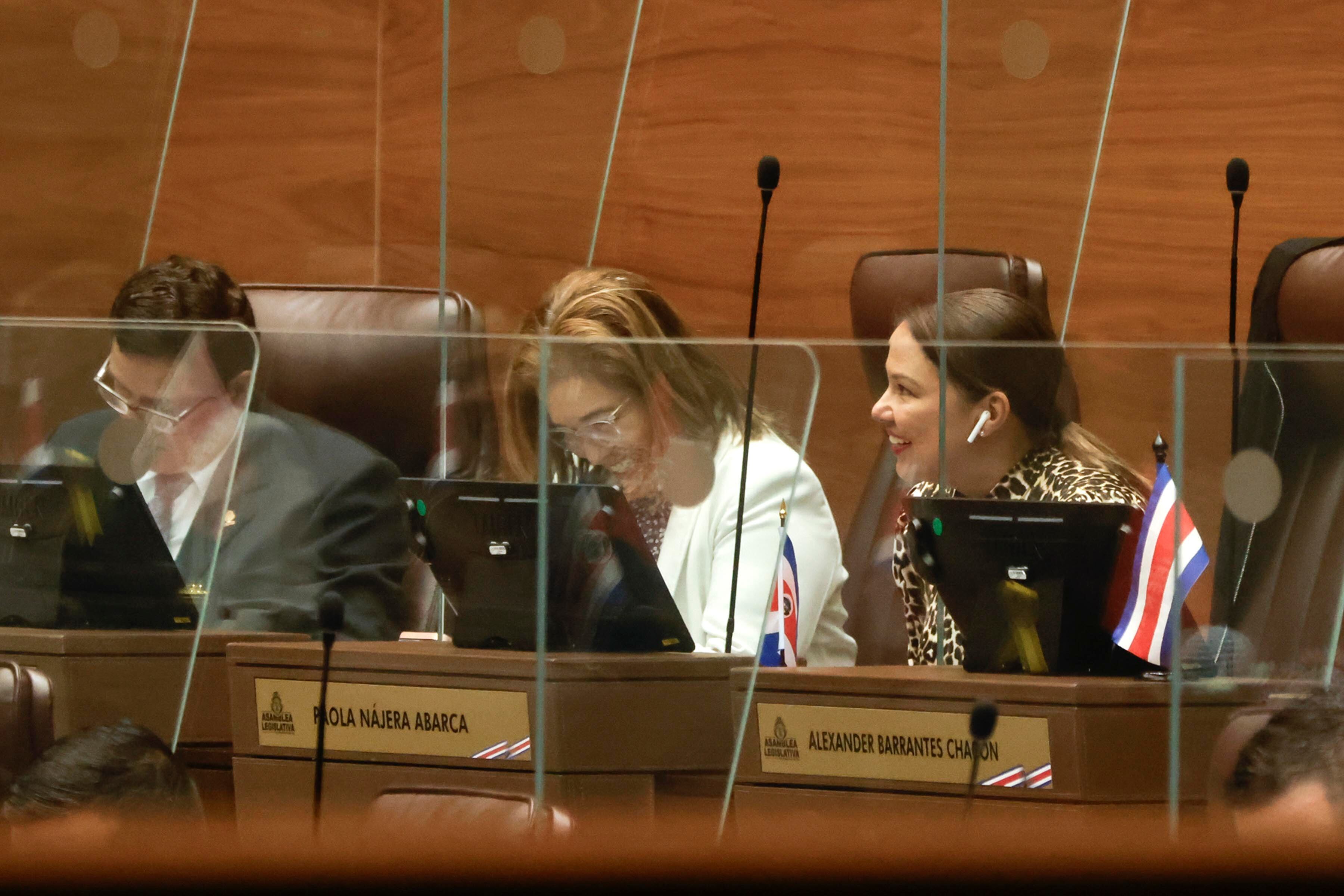 Aprobación de voto de censura contra la ministra de Educación, Anna Katharina Müller.