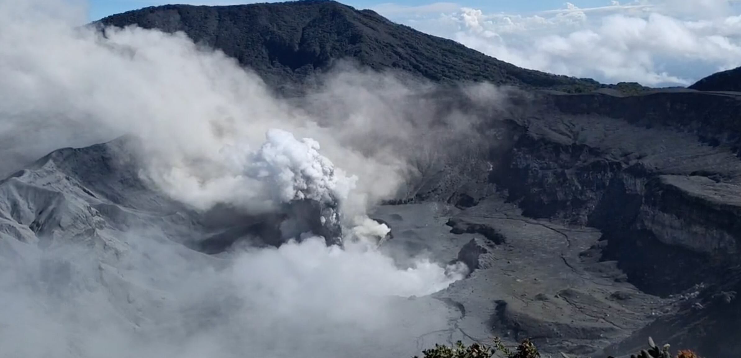 Toma de video de erupciones en el cráter del Poás registradas a finales de la semana pasada. Fotografía: