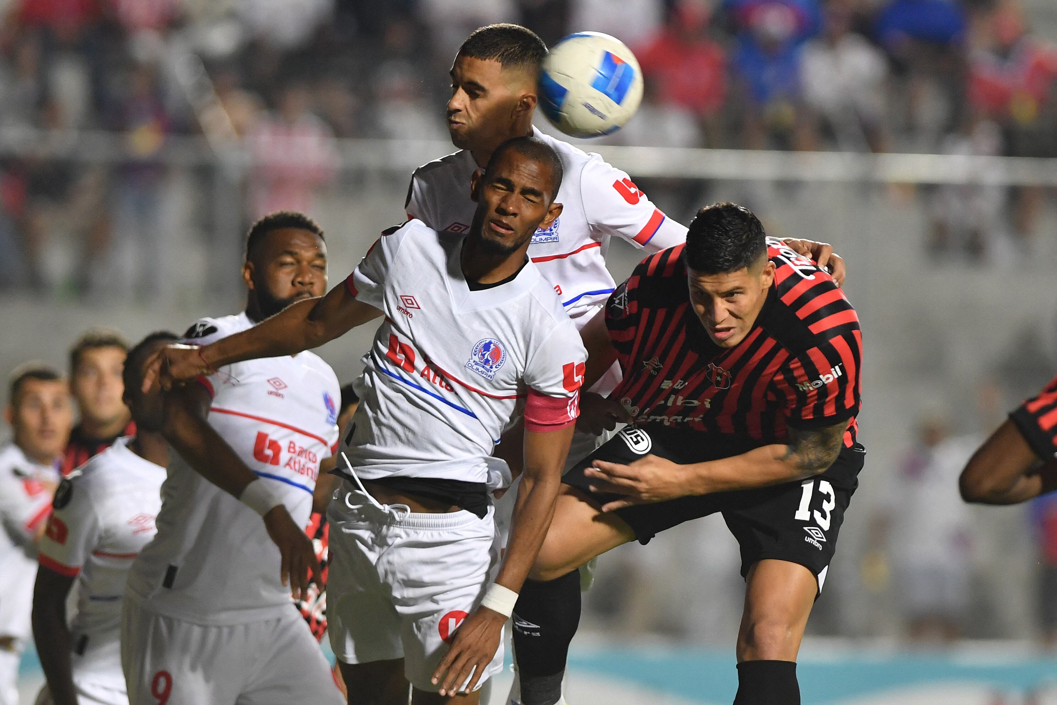Alajuelense's forward #07 Anthony Hernandez celebrates scoring his team's first goal during the second leg of the CONCACAF Central American Cup semifinal football match between Honduras's Olimpia and Costa Rica's Alajuelense at the National Stadium Jose de la Paz Herrera in Tegucigalpa on October 30, 2025. (Photo by Orlando SIERRA / AFP)