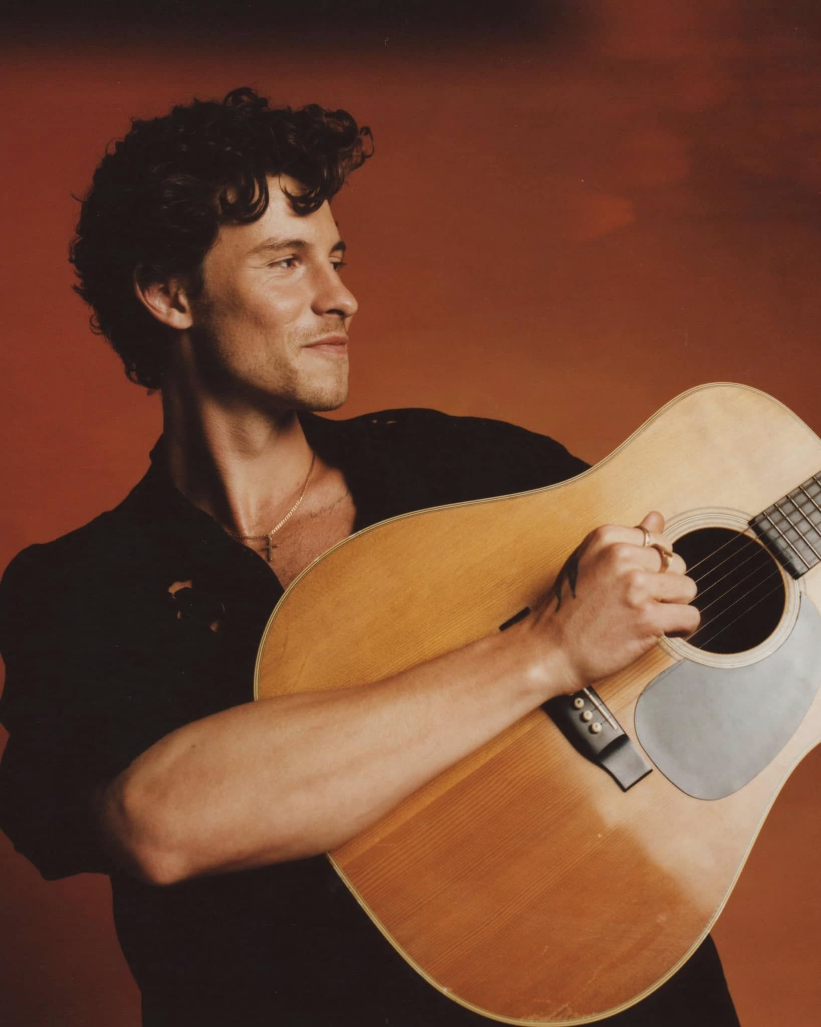 Imágenes del cantante canadiense Shawn Mendes en concierto y también disfrutando de las playas de Costa Rica.