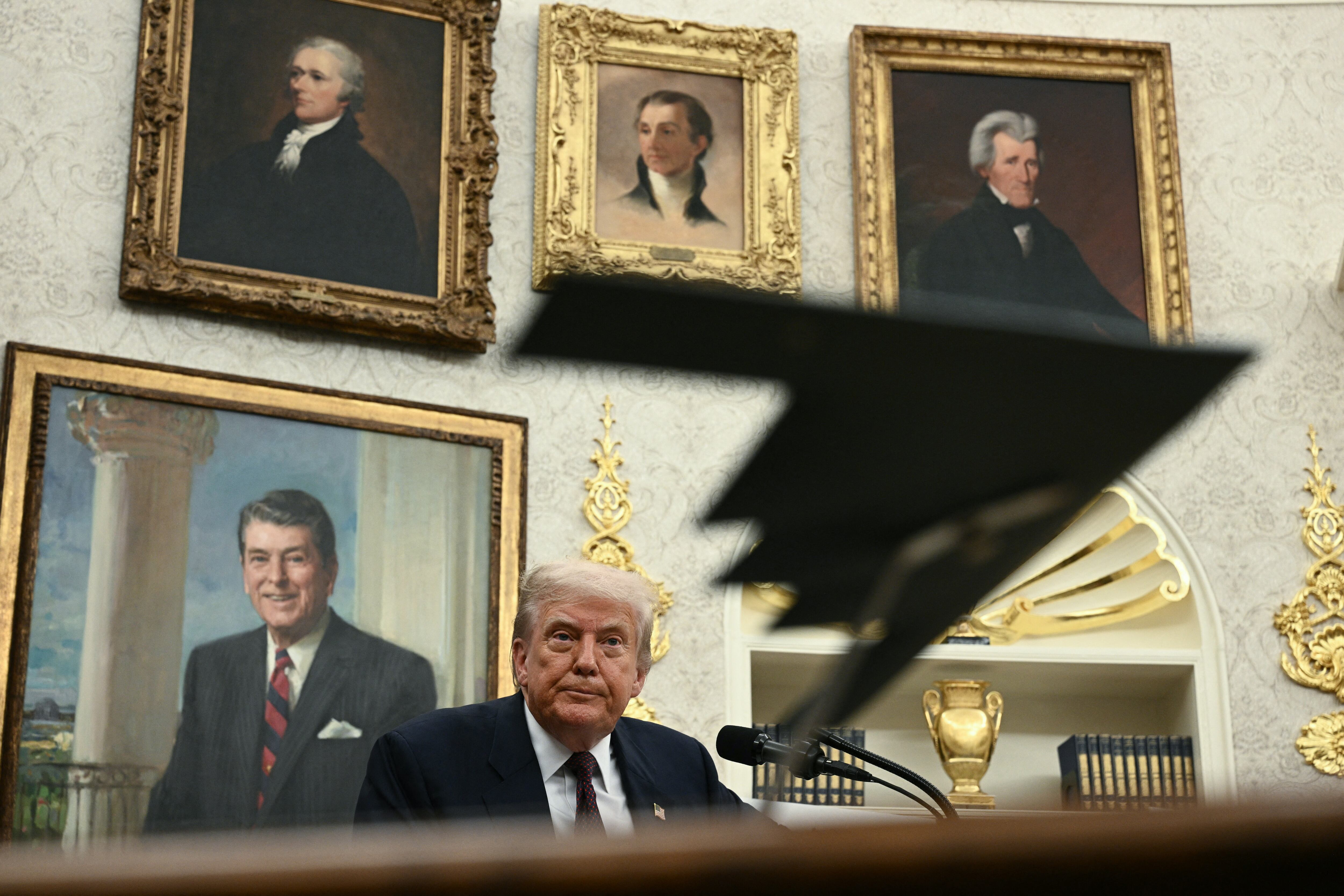 US President Donald Trump speaks in the Oval Office of the WhAugustite House in Washington, DC, on  6, 2025 to announce that Apple will invest an additional $100 billion in the United States, taking its total pledge to $600 billion over the next four years. (Photo by Brendan SMIALOWSKI / AFP)