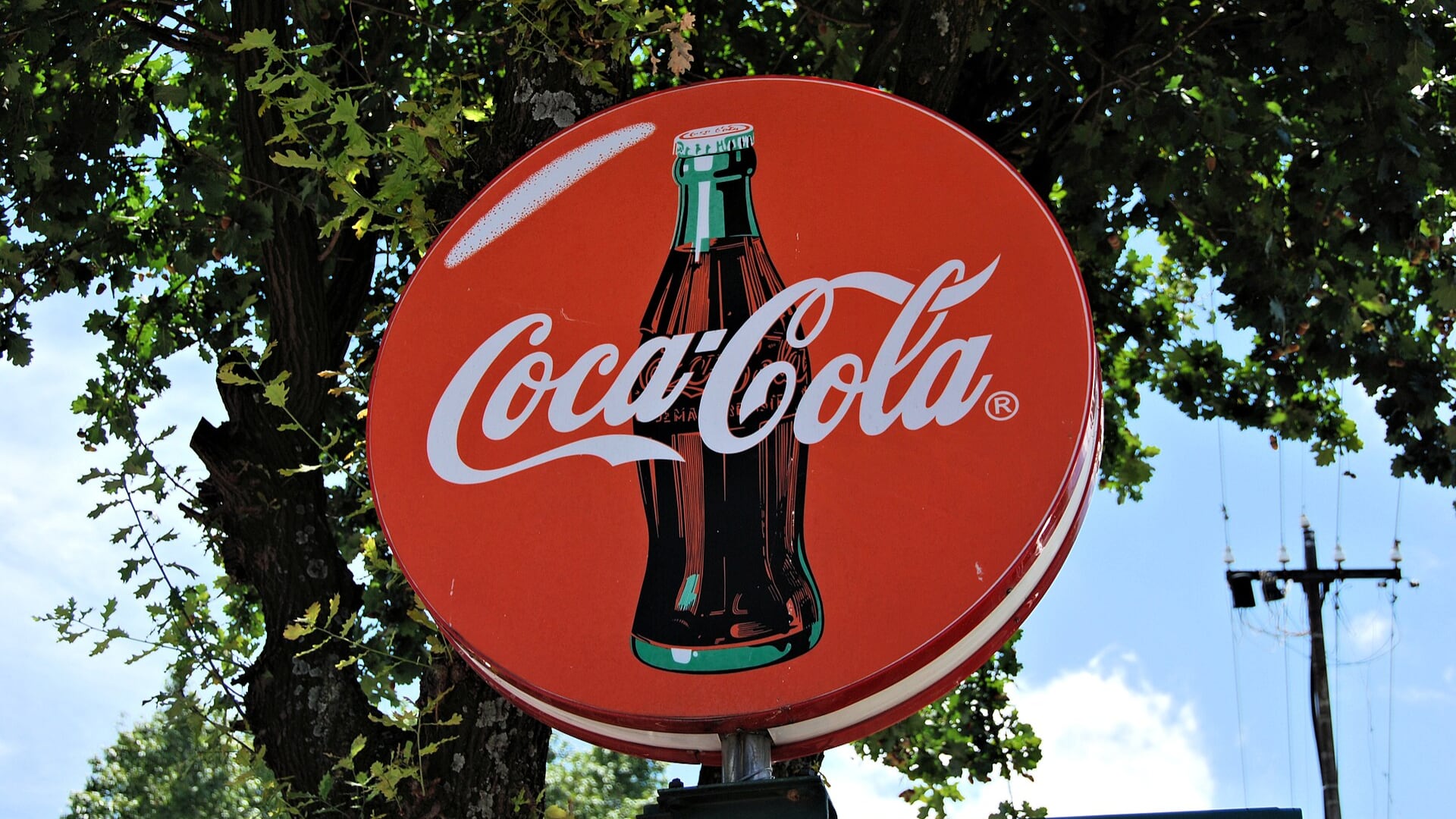 Coca-Cola denunció a una orquesta peruana por presunta infracción marcaria, pero Indecopi rechazó suspender el uso del signo cuestionado.