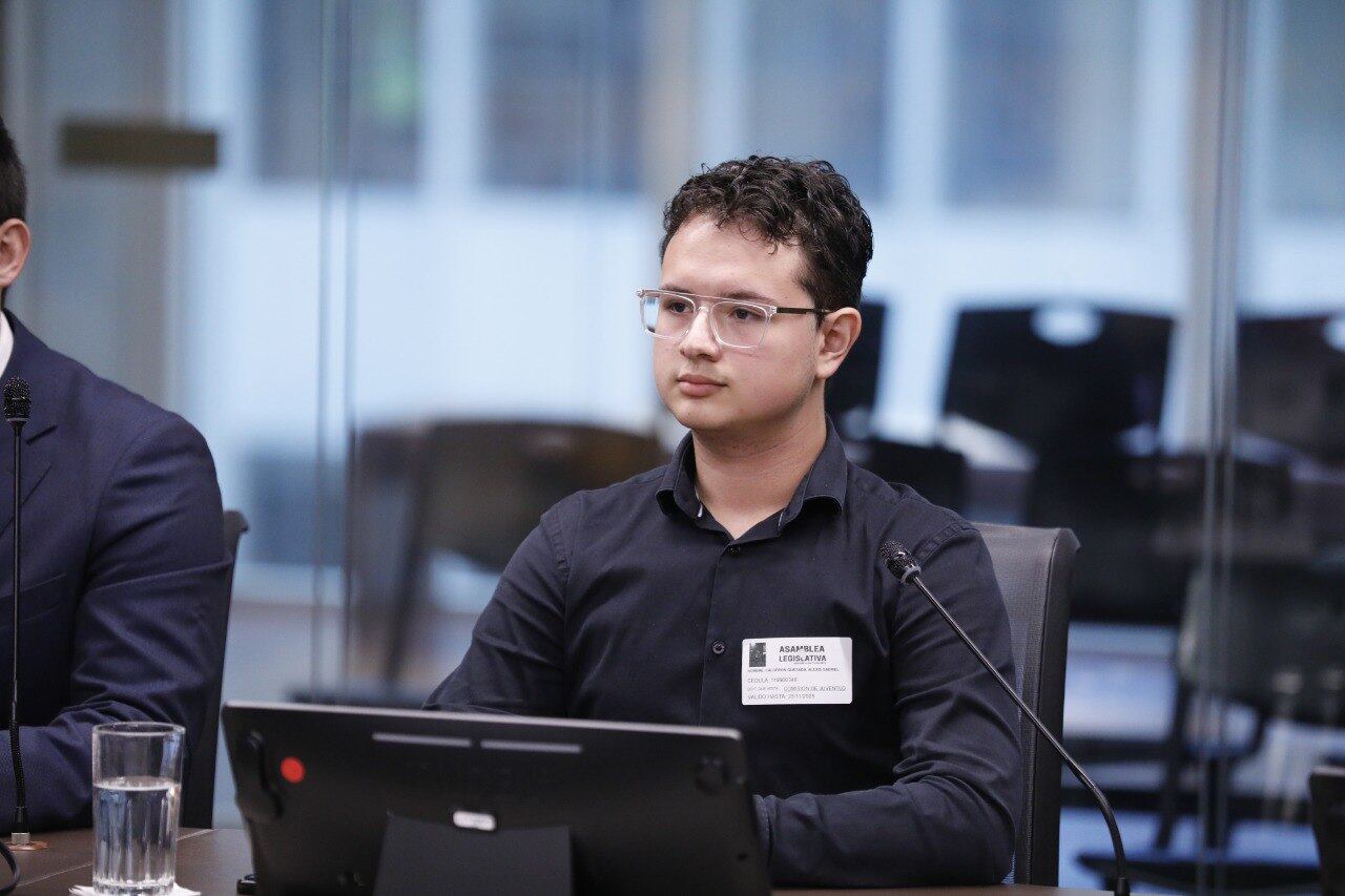 Imágenes de la audiencia ante la Comisión de Junventud de la Asamblea Legislativa, con Cristian Chaves Segura, director del Colegio de Cedros; Leticia Miranda Morales, asistente de dirección; Alexis Calderón Quesada, seguidor de Pueblo Soberano, sobre charla que brindó el joven en el centro educativo.