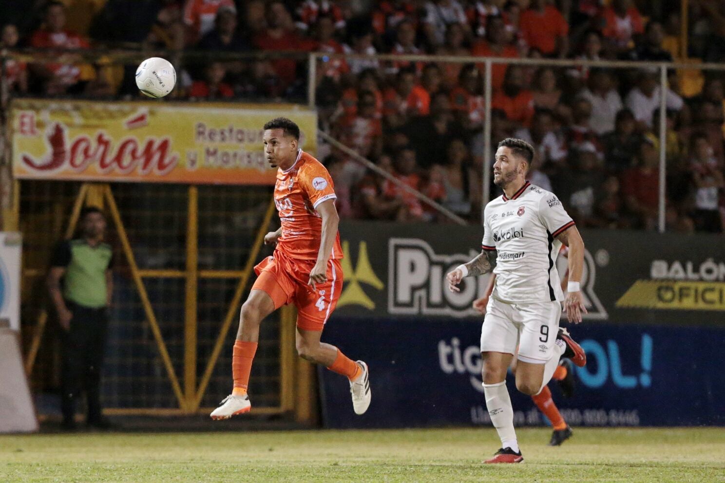 01/172023/ Juego entre Puntarenas FC vs Liga Deportiva Alajuelense por la jornada 02 del torneo clausura de la Liga Promerica en el estadio Lito Pérez / Foto John Durán