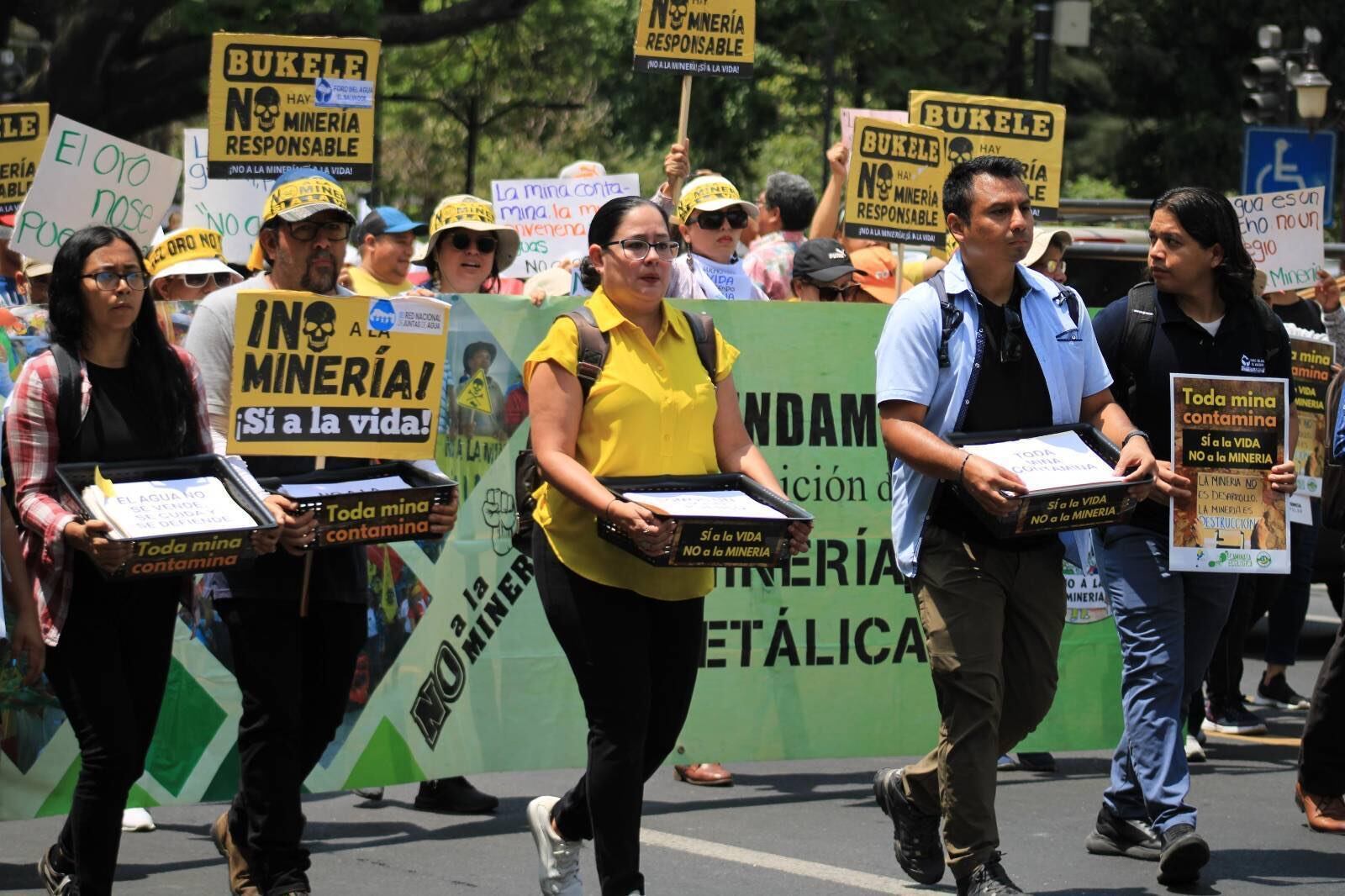 Marcha contra la explotación minera en El Salvador. Al centro, de amarillo, la abogada anticorrupción Ruth López, detenida por las autoridades salvadoreñas en mayo de 2025