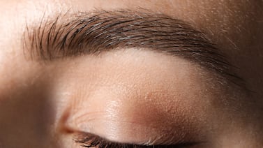 Cómo teñir las canas de las cejas