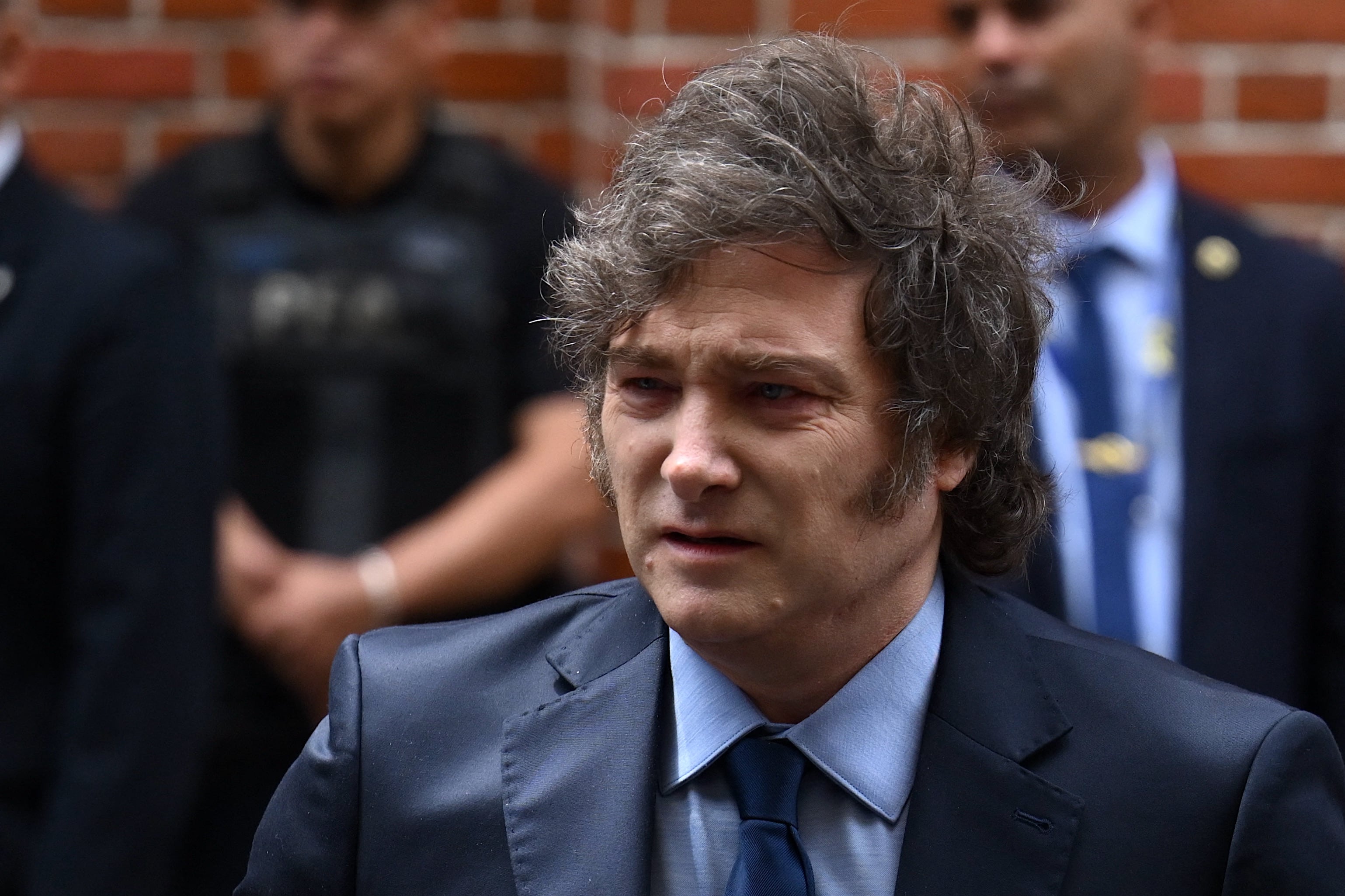 Javier Milei, presidente de Argentina, con gesto serio, en medio de la polémica por la promoción de la criptomoneda $Libra, investigada por presuntas irregularidades.