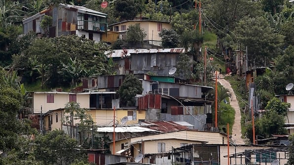 25-09-2014. Hora: 09:00 a.m. La organización TECHO - Costa Rica presentó el Catastro Nacional de Asentamientos en Condición de Pobreza, documento que -afirman- permite determinar la ubicación geográfica de los asentamientos y priorizar los problemas que se deben atender, en especial en los asentamientos que han sido históricamente invisibilizados. En la foto, el precario El Jazmín, ubicado en Alajuelita, tiene alrededor de 20 años de existencia y fue levantado por familias de distintos lugares de San José en un terreno privado abandonado. En este asentamiento, de unas 200 familias, los habitantes se abastecen de agua por medio de mangueras que se colocaron en una naciente en la montaña que no alcanza para todos en el día, por lo cual en las madrugadas algunos recolectan agua en estañones. La falta de una calle de acceso en buen estado, además, impide que el camión de la basura entre, por lo cual los vecinos tienen botaderos en varios sectores alrededor del precario.
Fotos: Mayela López