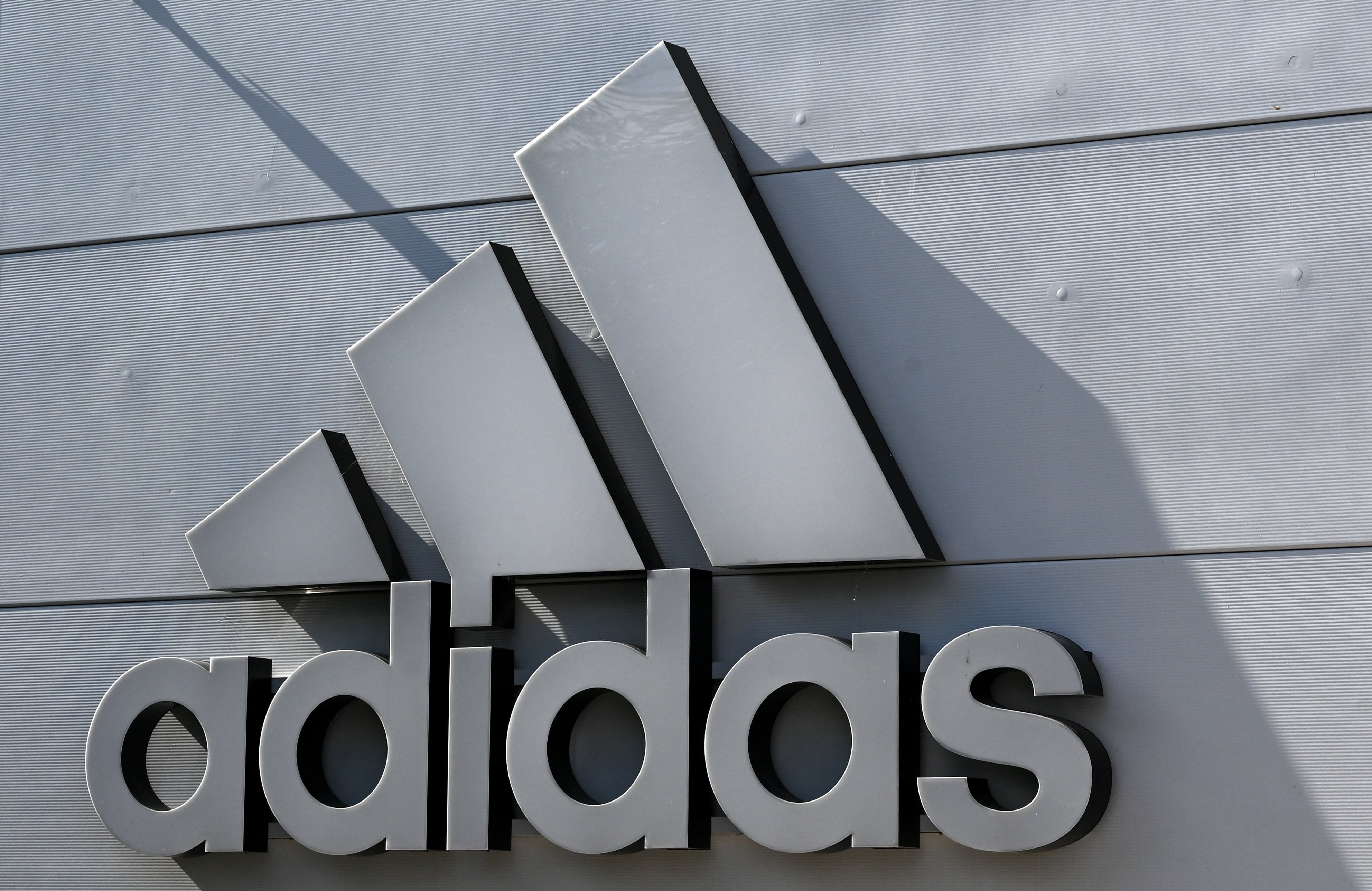 Las acciones de Adidas caen por una investigación de corrupción en China, afectando su imagen y recuperación económica.