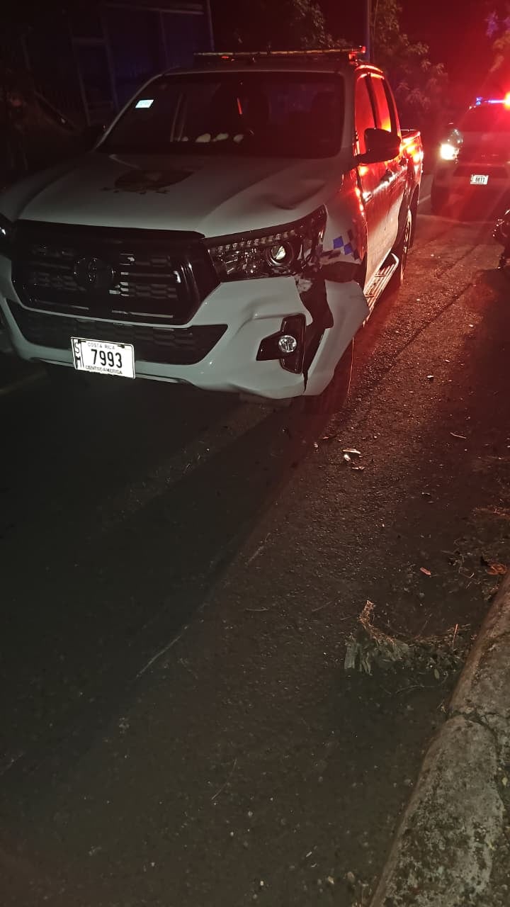 Una patrulla de la Policía Municipal de Santa Ana quedó con daños tras el choque de un motocicleta en la que viajaba un hombre al que perseguían tras un reporte de una balacera en una casa en Salitral.