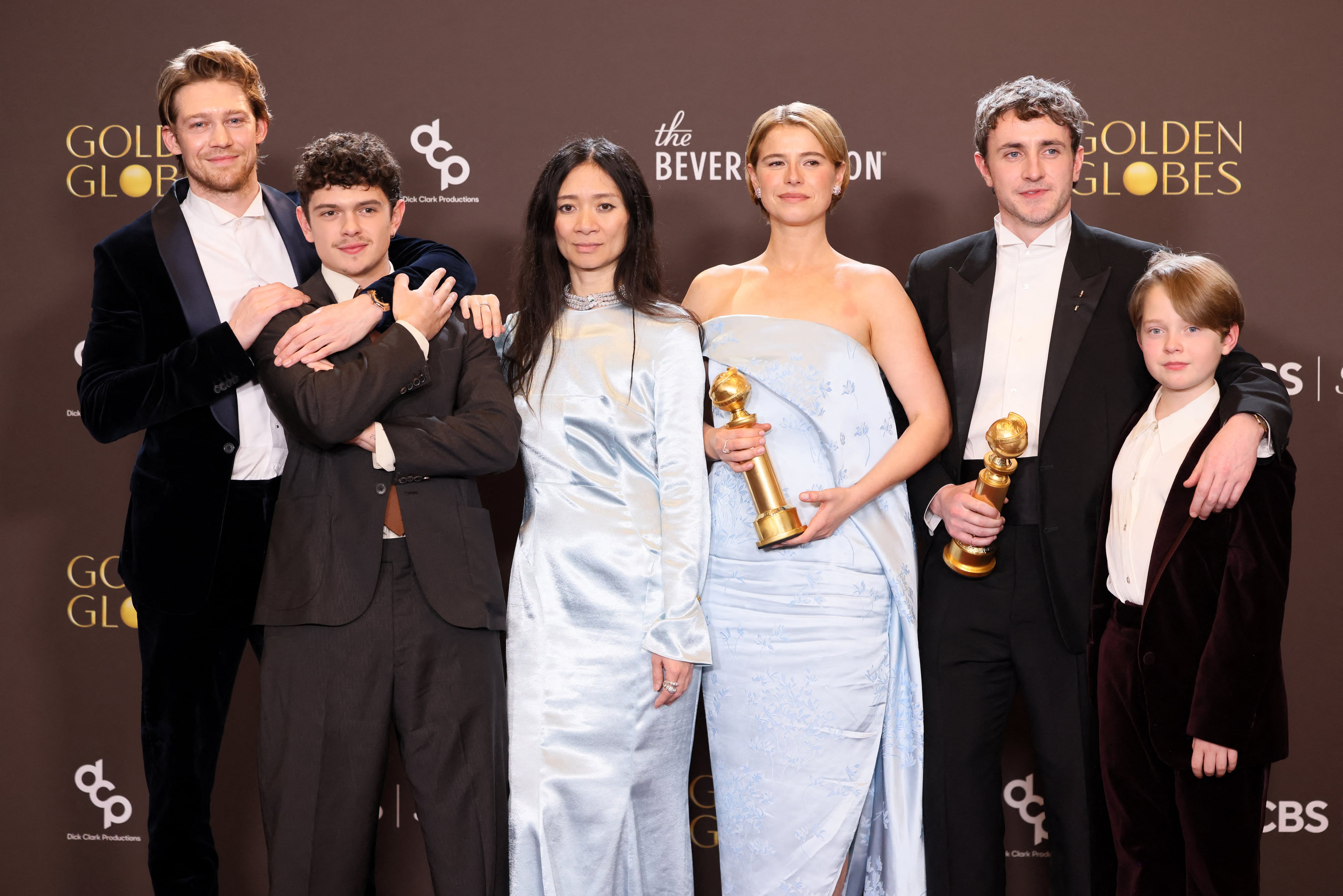 (De izq. a der.) El actor británico Joe Alwyn, el actor británico Noah Jupe, la directora china Chloe Zhao, la actriz irlandesa Jessie Buckley, el actor irlandés Paul Mescal y el actor británico Jacobi Jupe, ganadores del premio a la Mejor Película Dramática por 'Hamnet'.