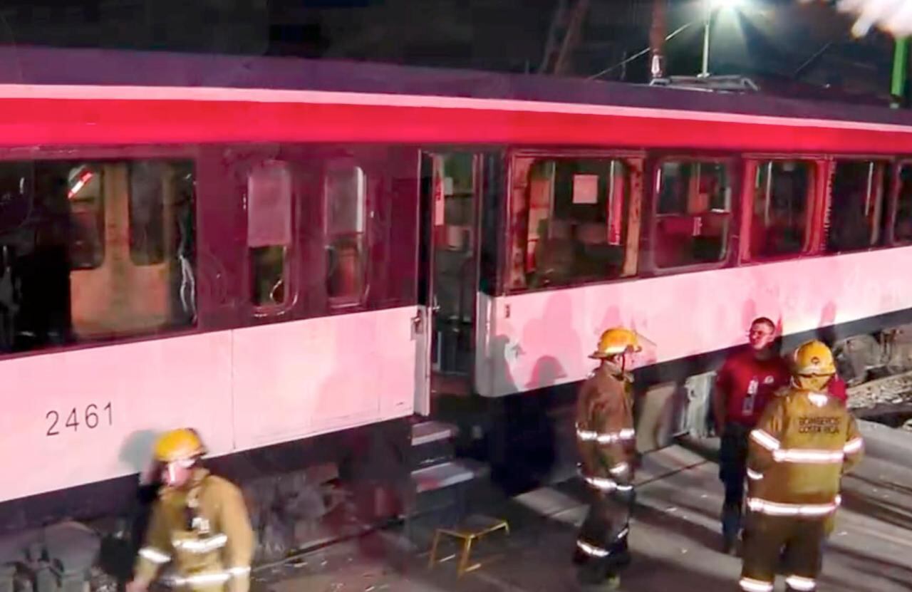 Un trailer colisionó contra un tren en Tibás.