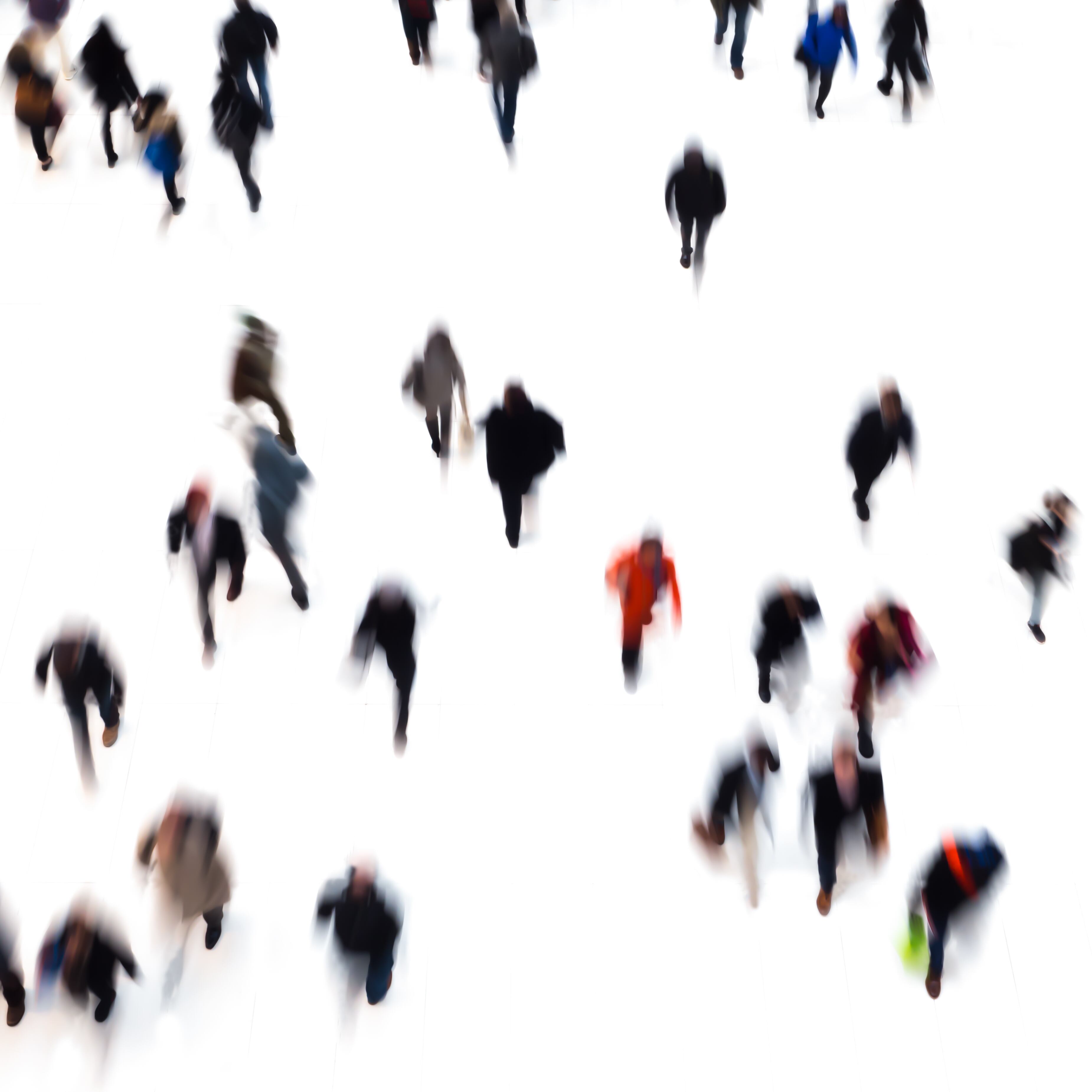Muchas personas desdibujadas, desenfocadas, borrosas, caminando. Deshumanización, salud mental, aislamiento, soledad, falta de empatía