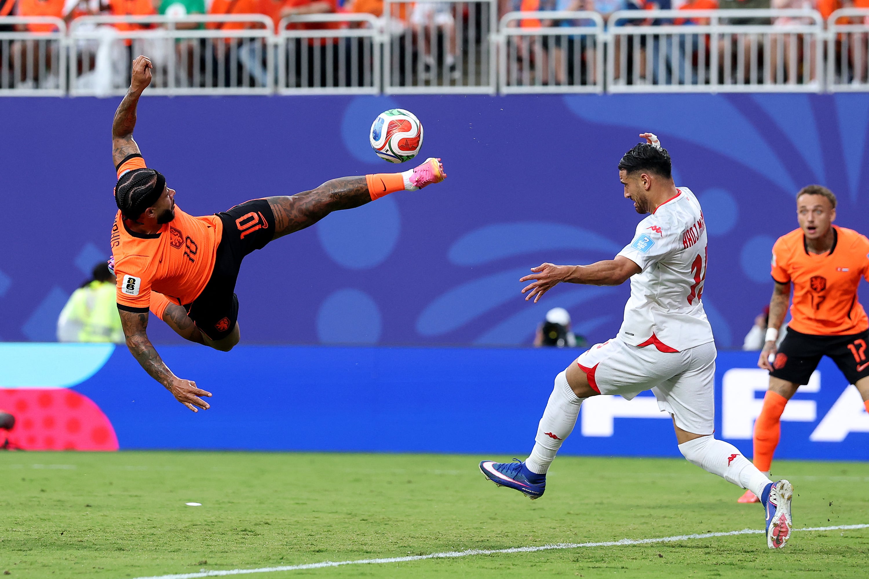 Memphis Depay estuvo en el pasado Mundial con la Selección de Países Bajos; aquí intenta un acrobático disparo ante Túnez en el estadio de Kansas City.
