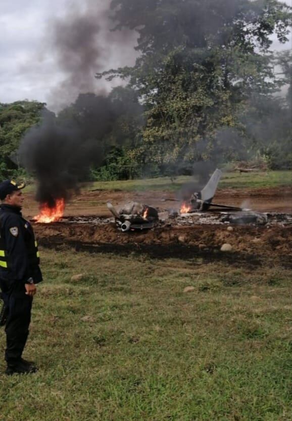Luego de una reinspección en el sitio donde apareció la avioneta quemada, el OIJ solo encontró dos estañones con combustible como a 400 metros. Foto: Reiner Montero.