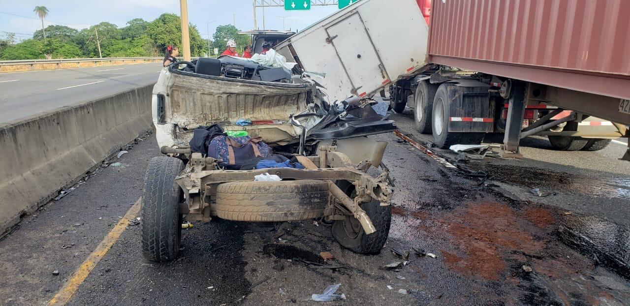 Dos personas fueron trasladadas en condición crítica al Hospital Monseñor Sanabria de Puntarenas, luego de esta colisión entre tres vehículos en la ruta 27, en La Ceiba de Orotina. Foto: Cortesía Bomberos.