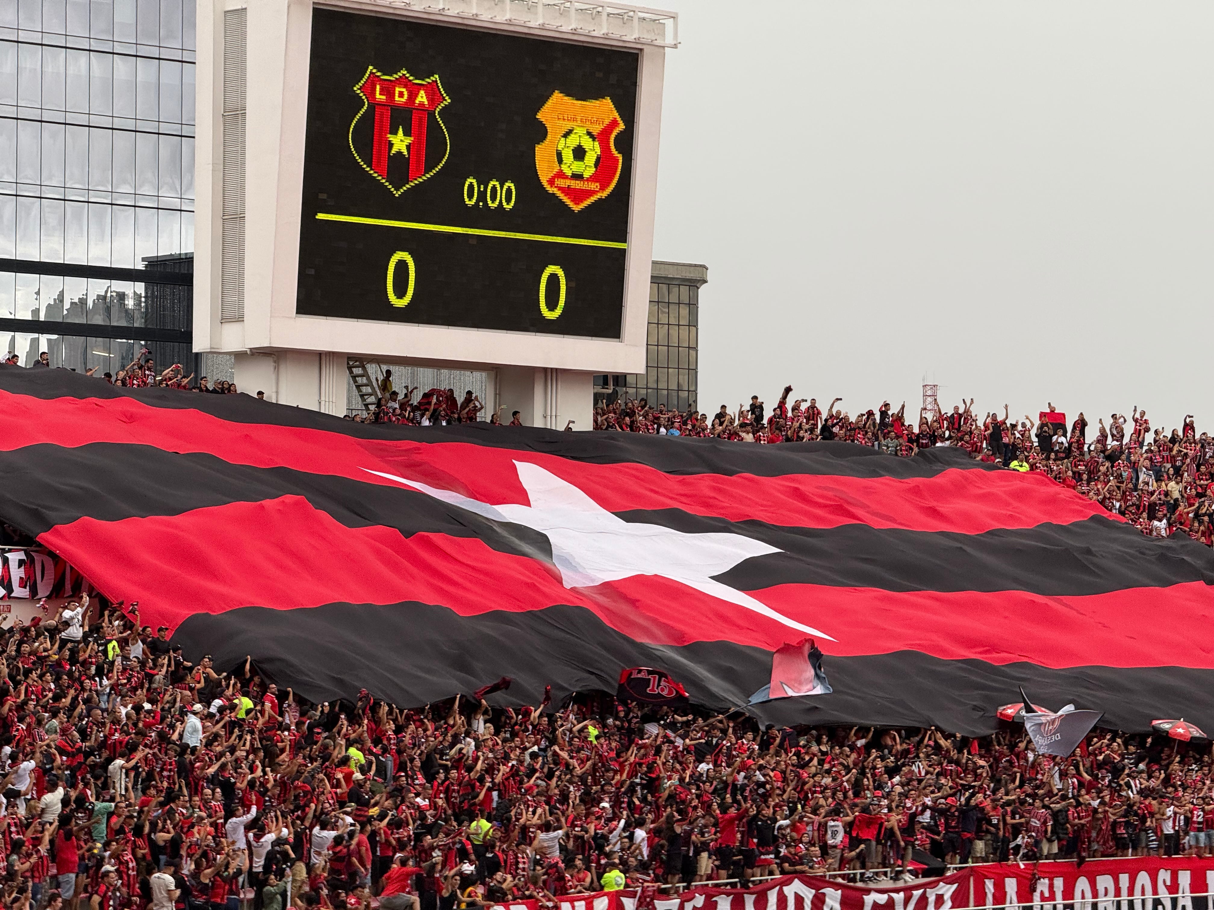 El Estadio Nacional se convirtió en una caldera rojinegra para el partido de ida de la gran final entre Liga Deportiva Alajuelense y Herediano.