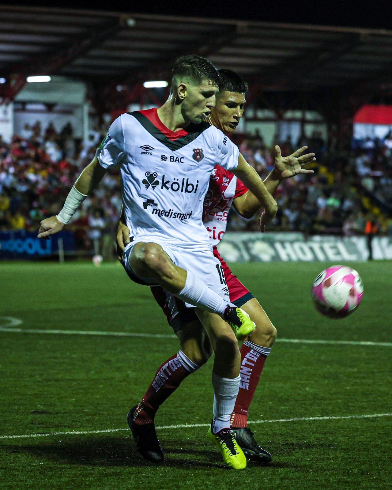 Alberto Toril fue uno de los jugadores de Liga Deportiva Alajuelense que acertaron desde los once metros, en la semifinal del Torneo de Copa.