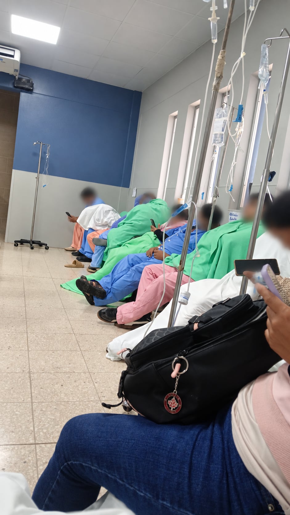 Al menos 30 pacientes estarían esperando por una camilla en el Hospital de Liberia, según contó uno de ellos a 'La Nación'. Mientras, aguargan en una silla.