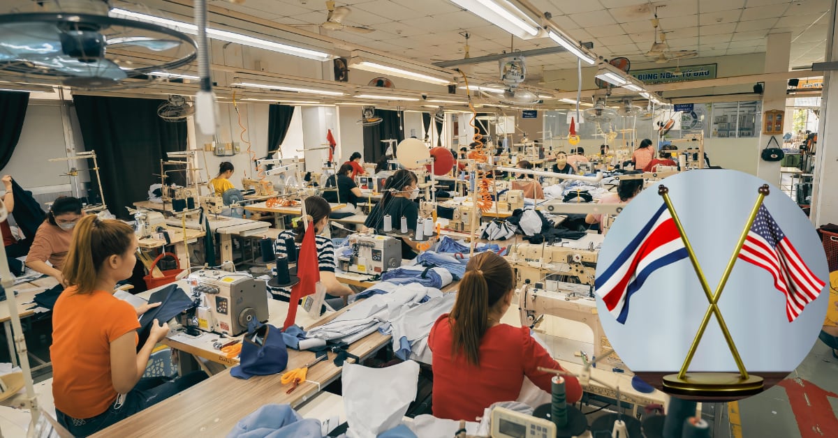 Trabajadores en una fábrica textil mientras se muestran las banderas de Costa Rica y Estados Unidos, en referencia a la investigación comercial del gobierno de Donald Trump sobre posibles importaciones vinculadas con trabajo forzoso.