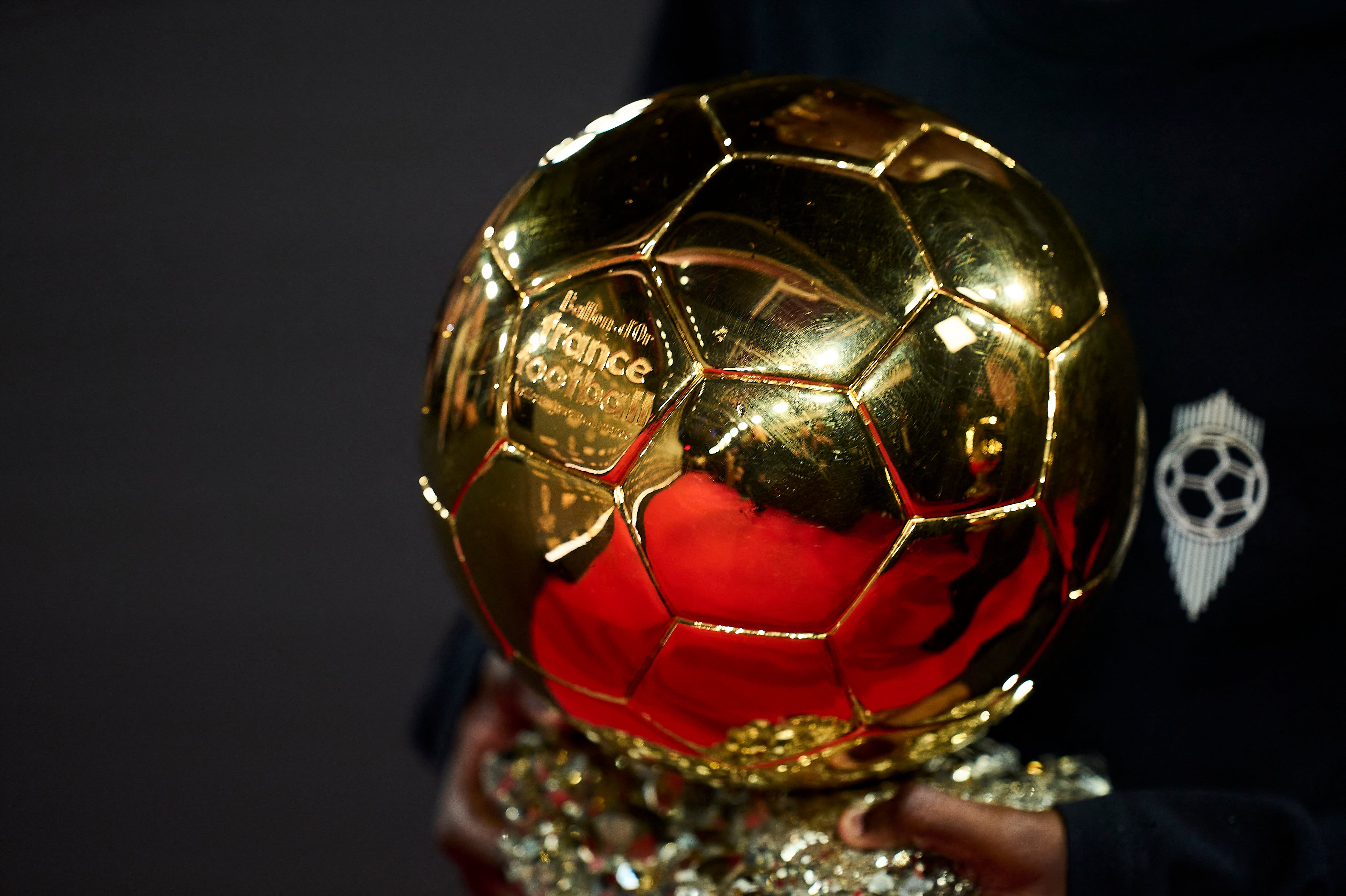 Este es el trofeo del Balón de Oro, que persiguen las principales estrellas del mundo, incluyendo la sorpresa de un jugador de Concacaf.