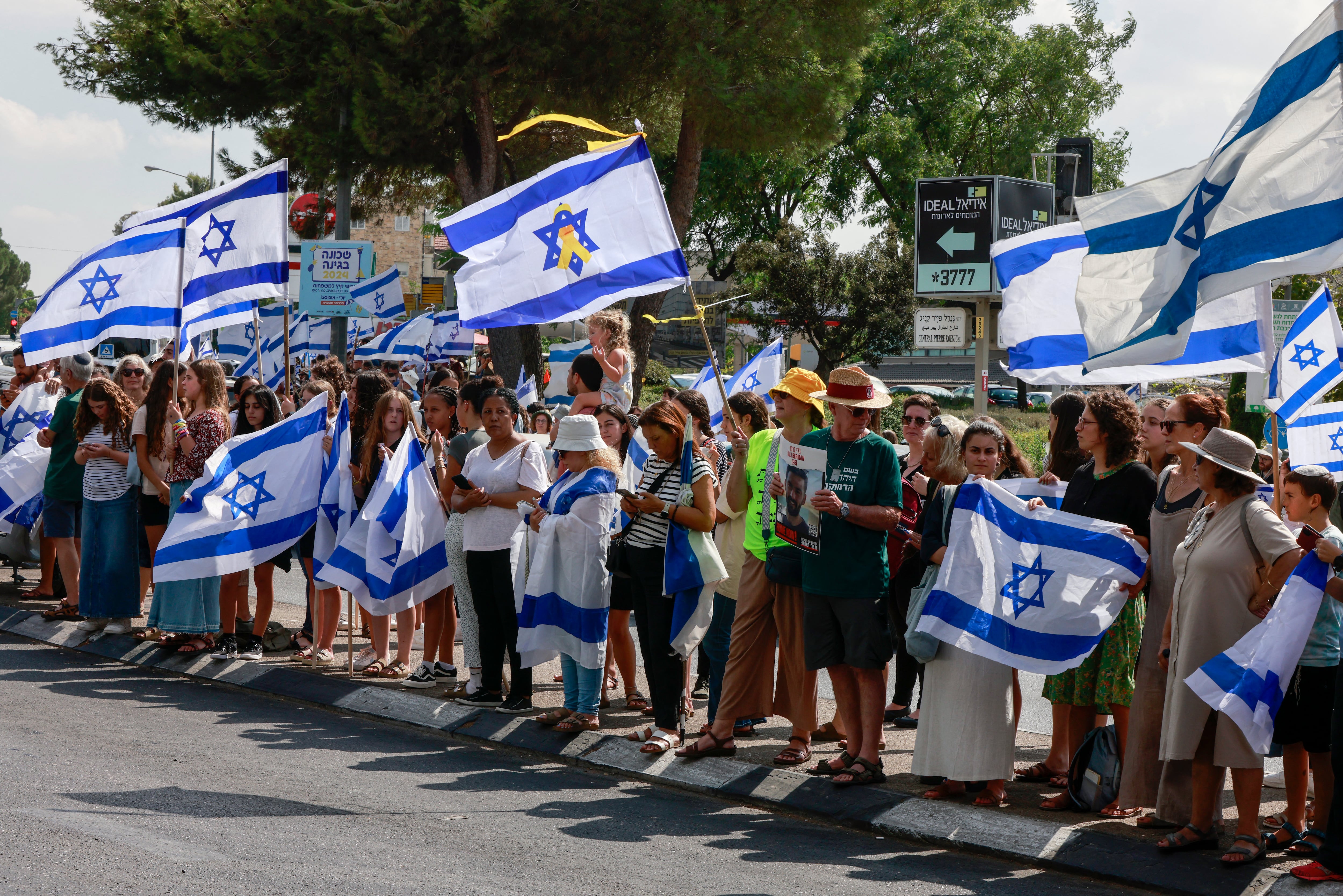 Israelíes rinden homenaje a Hersh Goldberg-Polin, rehén israelí-estadounidense asesinado, cuyo cuerpo fue recuperado junto con el de otros cinco rehenes en Gaza, antes de su funeral en Jerusalén.