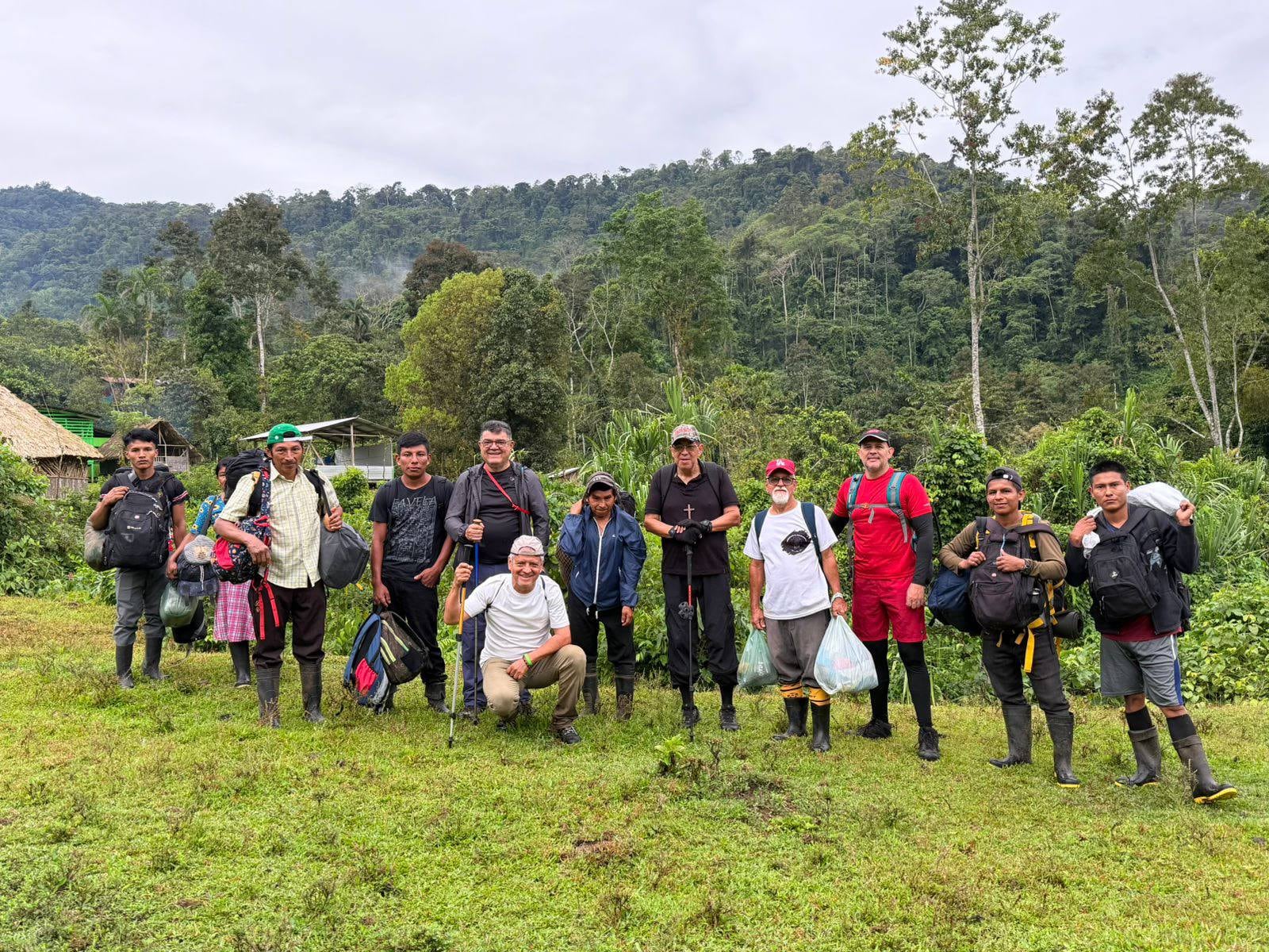 El obispo Javier Román retomó su misión tras un infarto y documentó el limitado acceso a salud en Alto Coen y San José Cabécar.