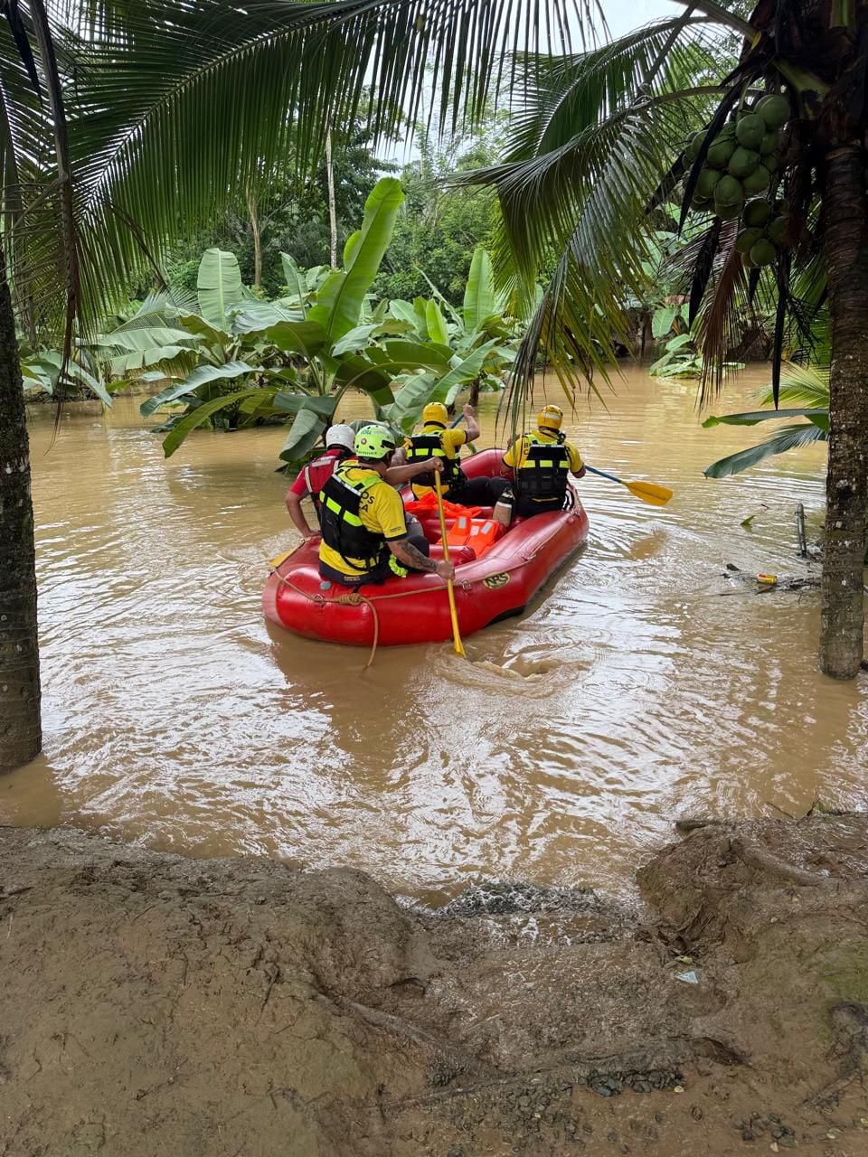 Bomberos acudió al rescate de una familia aislada por las inundaciones en Río Blanco, Limón.