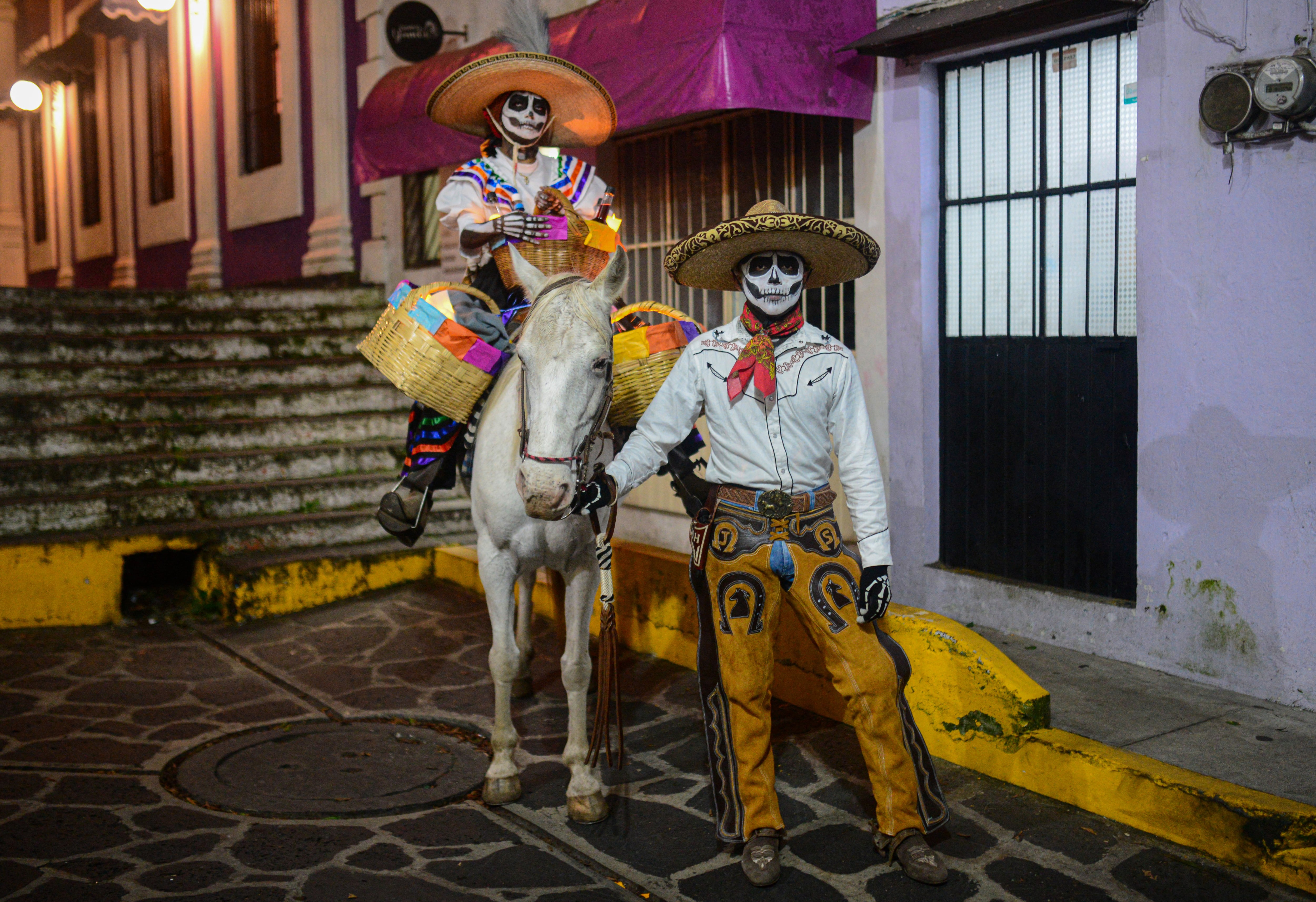 Una pareja vestida de La Catrina y El Catrín posa en la calle durante la celebración del Día de Muertos en Naolinco de Victoria, estado de Veracruz, México,