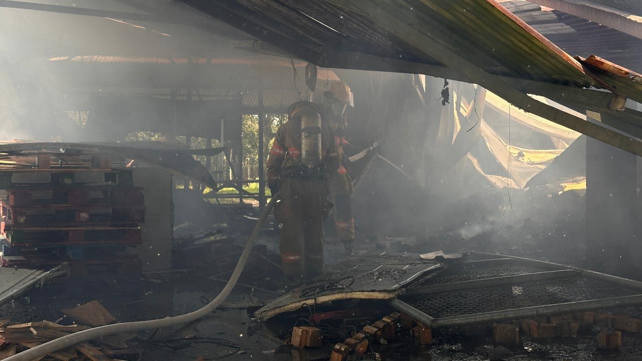 Este martes 14 de abril se registró un incendio industral en Las Horquetas de Sarapiquí, en Heredia.