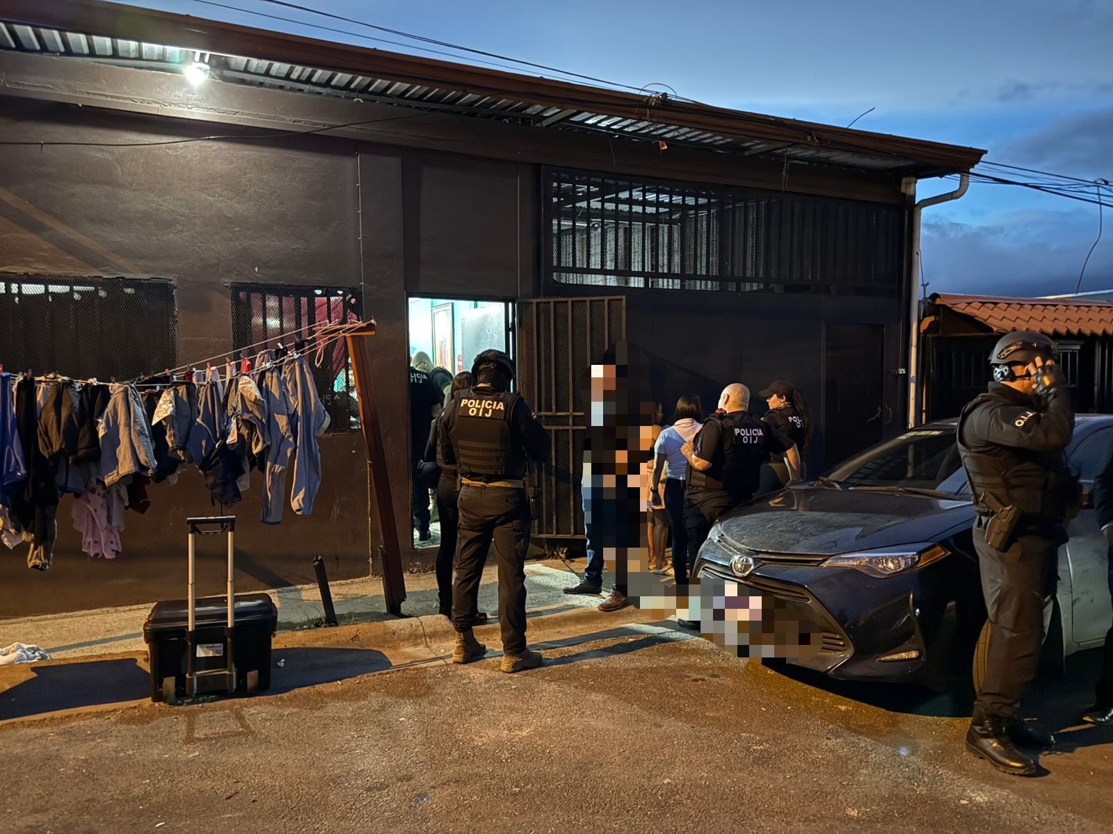 Los agentes del OIJ detuvieron a dos hombres que serían parte de Los Paveños, este martes durante cinco registros en el barrio Los Pinos de La Guácima de Alajuela.