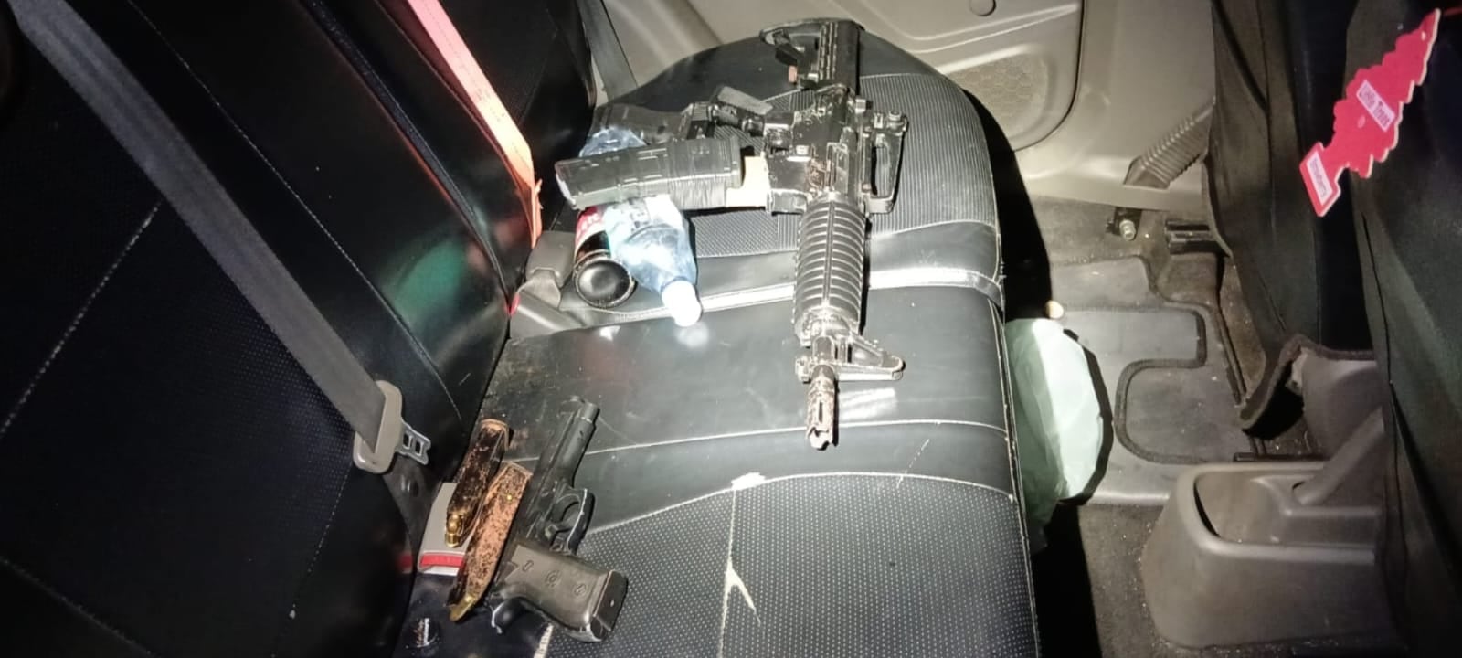 Los detenidos portaba un arma larga y una pistola.