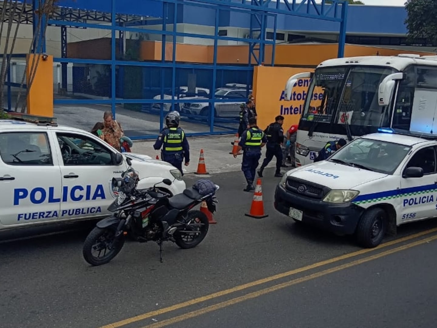 Ataque a balazos en Paseo Colón deja un hombre muerto y dos heridos; una sería víctima colateral