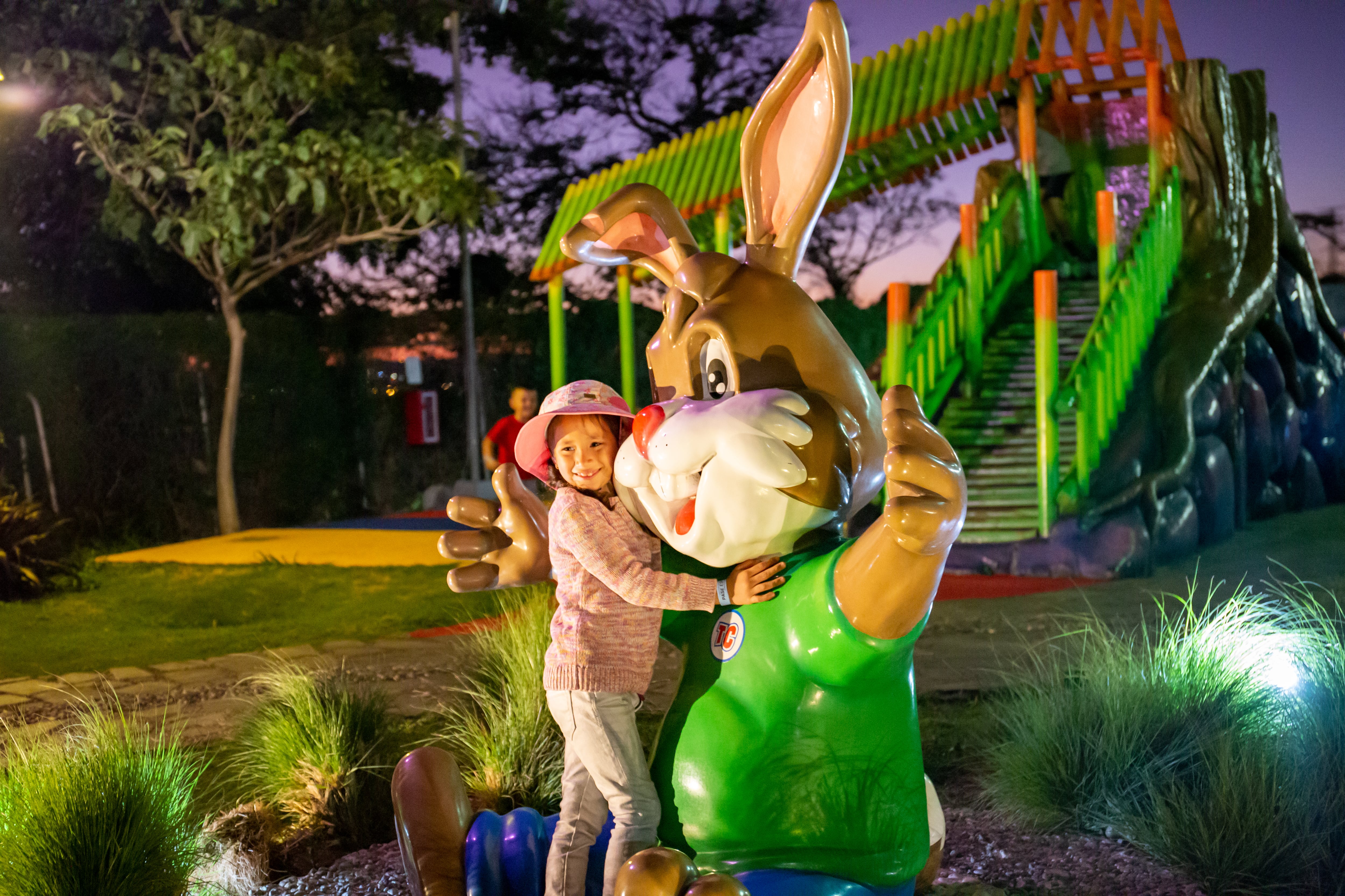 Durante la celebración en el Parque Diversiones, los niños podrán interactuar con personajes de fantasía en recorridos especiales por el parque.