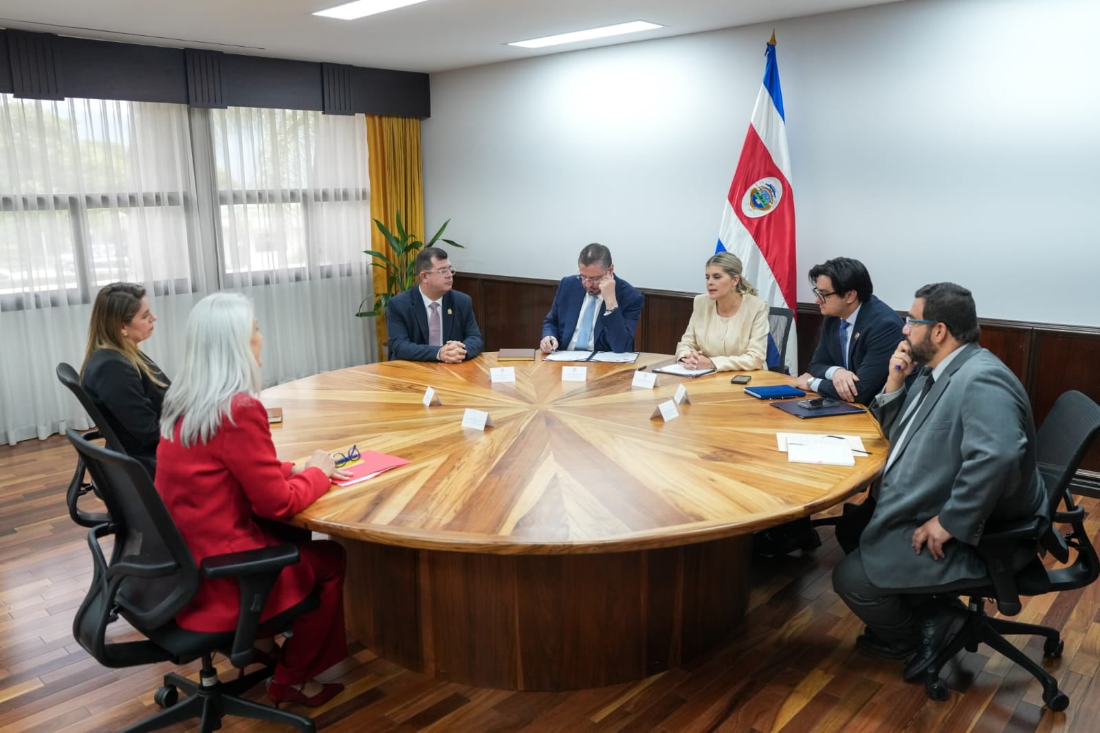 Reunión de Laura Fernández con diputados de oposición