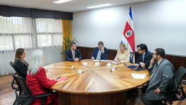 Diputadas cuestionan trato desigual en reunión con Laura Fernández; miembros del gabinete sí podían usar el celular