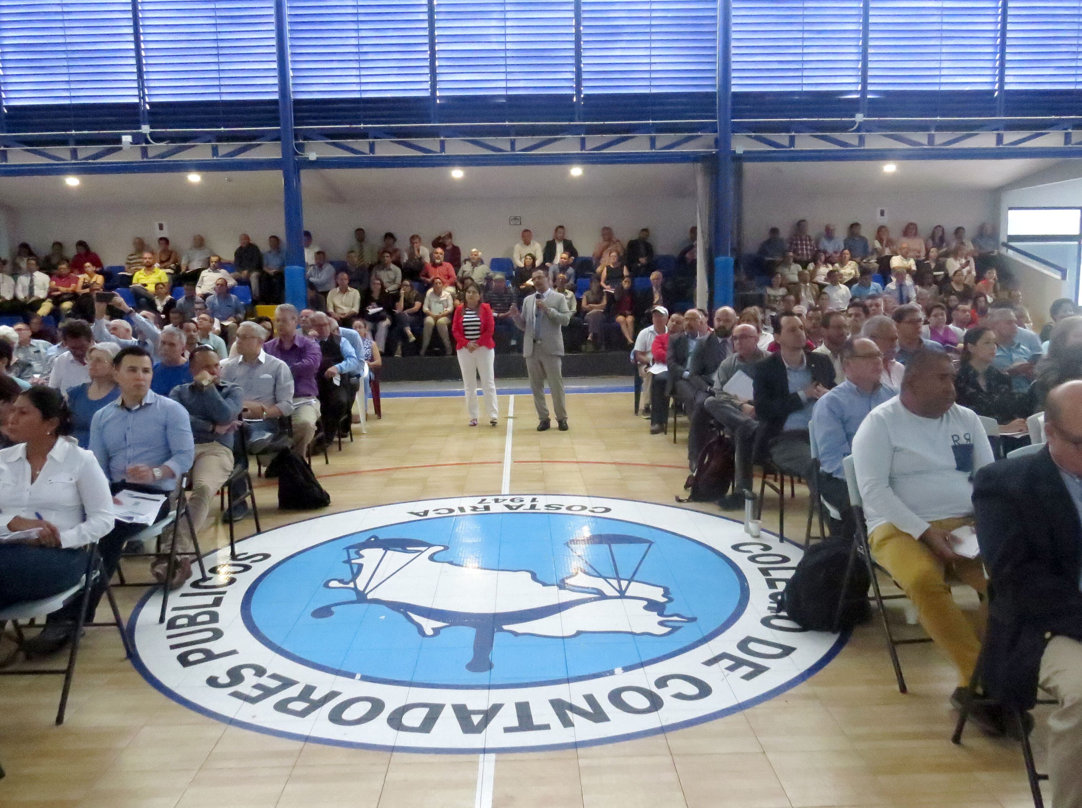 Contadores públicos reciben una capacitación en un gimnasio de la entidad.